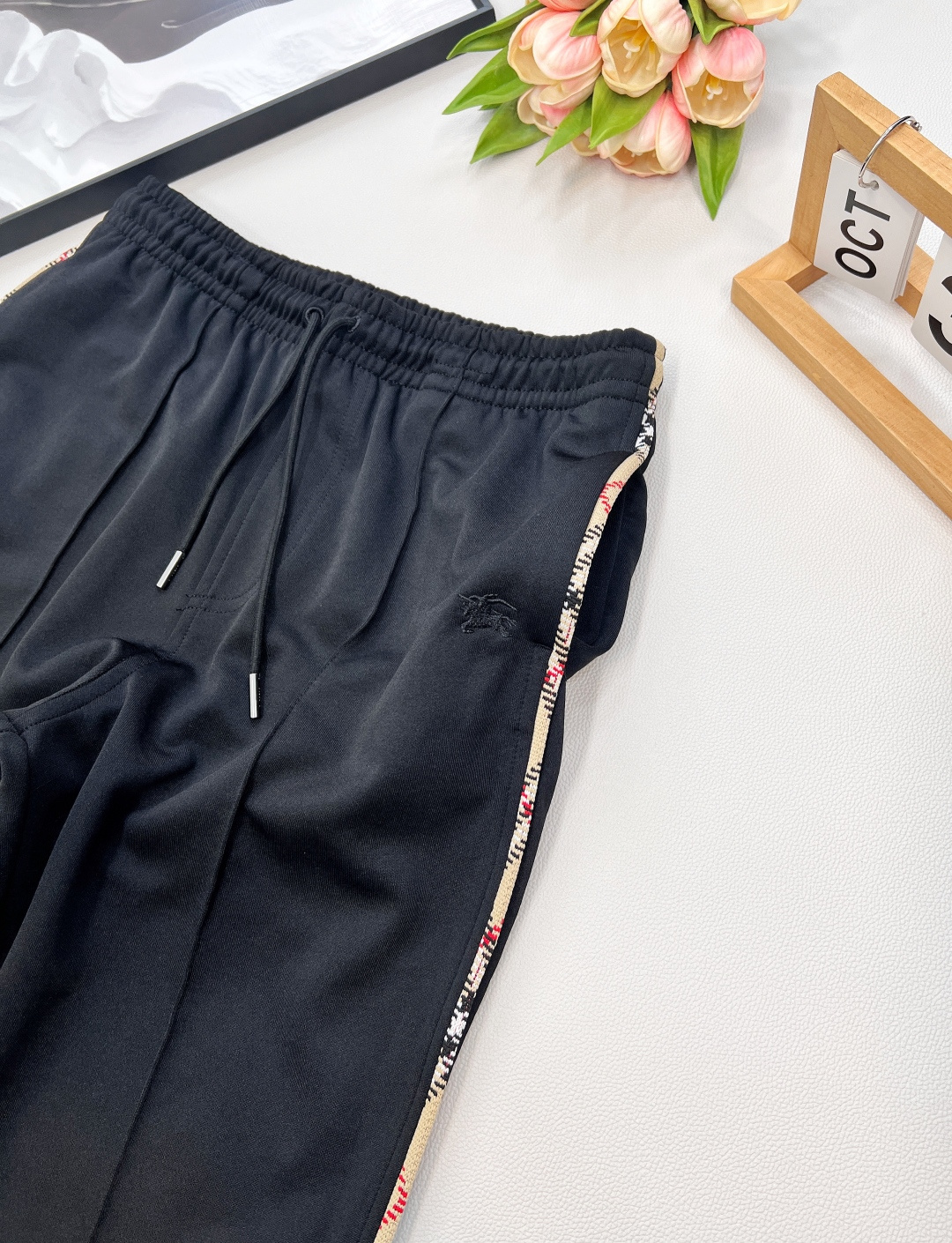 🆕 BURBERRY 新款装饰条纹运动连帽外套➕休闲裤套装， 条纹装饰隐藏设计拉链设计，裁片式条纹缝制包