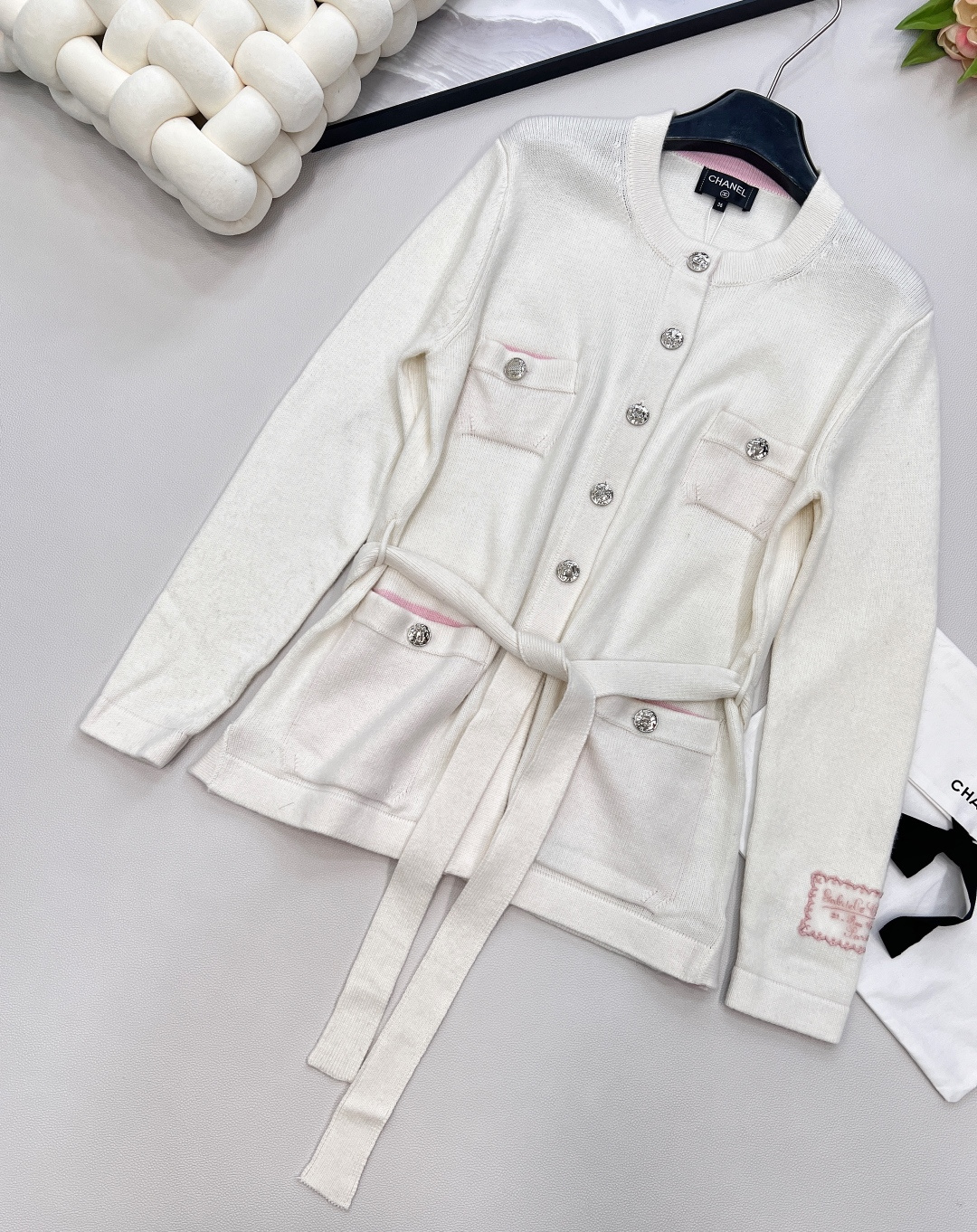 🆕Chanel2025新款撞色腰带针织开衫，定制YB羊绒纱线织造 质感高级舒适 圆领长袖针织开衫剪裁 恰