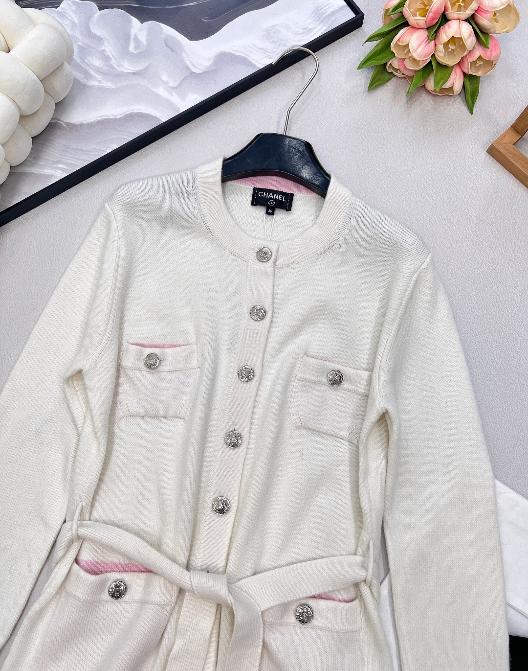🆕Chanel2025新款撞色腰带针织开衫，定制YB羊绒纱线织造 质感高级舒适 圆领长袖针织开衫剪裁 恰