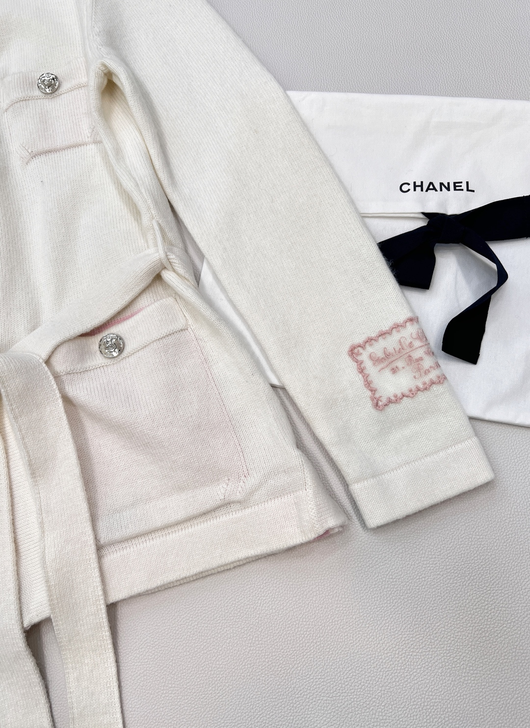 🆕Chanel2025新款撞色腰带针织开衫，定制YB羊绒纱线织造 质感高级舒适 圆领长袖针织开衫剪裁 恰