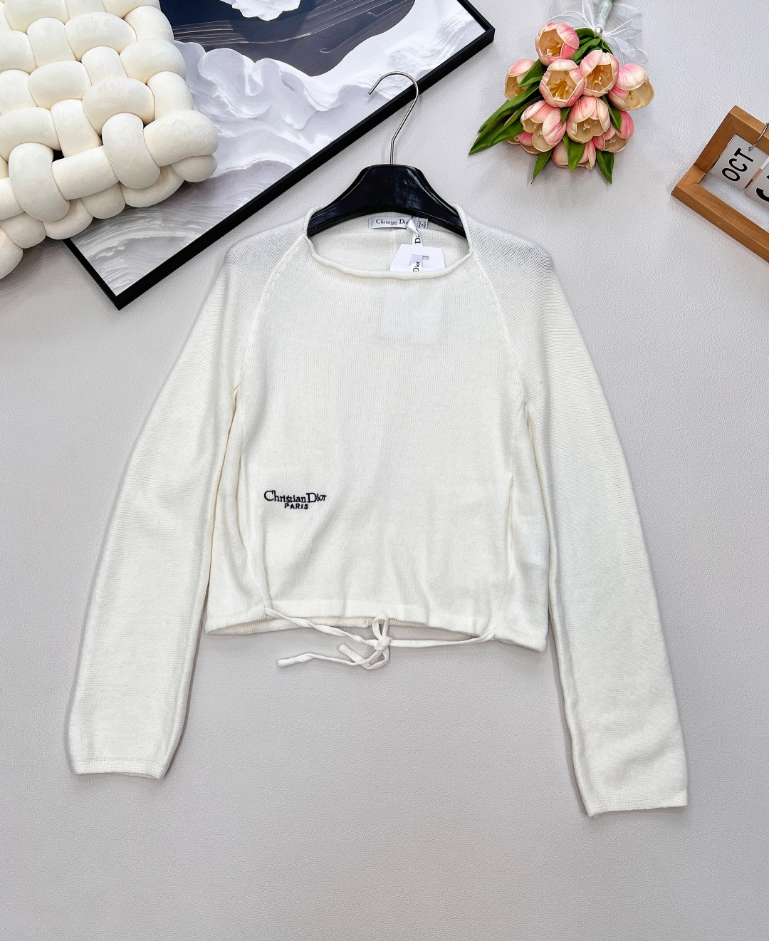 NO:748223,Dior 2025SS new one-shoulder knitted long sleeves. The minimalist design cannot hide the sense of luxury. The classic letter embroidery has its own brand style. The one-shoulder small exposed collarbone, gentle and sexy ~ the fabric is soft and skin-friendly, suitable for daily outings and dates. Fashionable essential items, slow hands, quick locks are made of wool material, fluffy and warm. A must-have basic style for rich ladies, a must-have for everyone and also very fashionable ~ Contrasting colors and high-end sense  It looks great whether worn underneath or on its own!  Three standards are complete, large quantities are shipped, size sml code D, dior,19860909Dior 2025SS 新款一字肩针织长袖 极简设计藏不住的高级感,经典字母刺绣自带品牌格调 一字肩小露锁骨,温柔又性感～面料软糯亲肤,日常出街、约会都适配,时髦精必备单品,手慢无,速锁采用羊毛材质面料,蓬松暖糯. 富家小姐姐必入的基础款,人手必备也很时髦～ 撞色高级感 无论是内搭还是单穿都好看！三标齐全,大货出 尺码sml 编码D,,dior,,Women's clothing