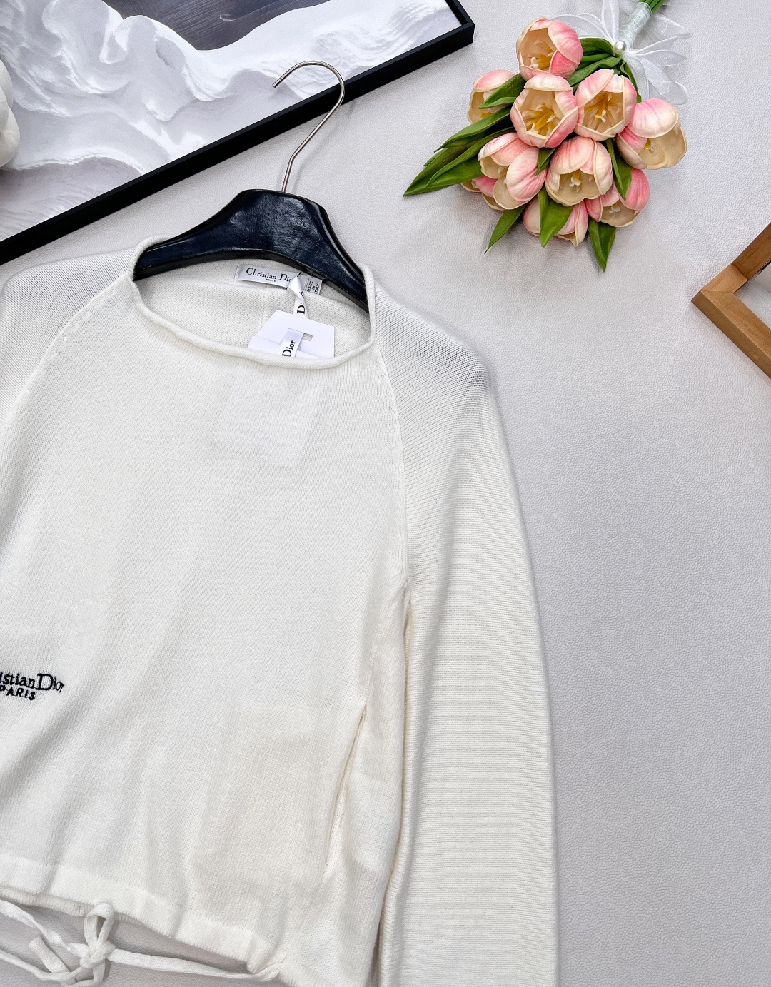 🆕Dior 2025SS 新款一字肩针织长袖💫 极简设计藏不住的高级感，经典字母刺绣自带品牌格调✨ 一字