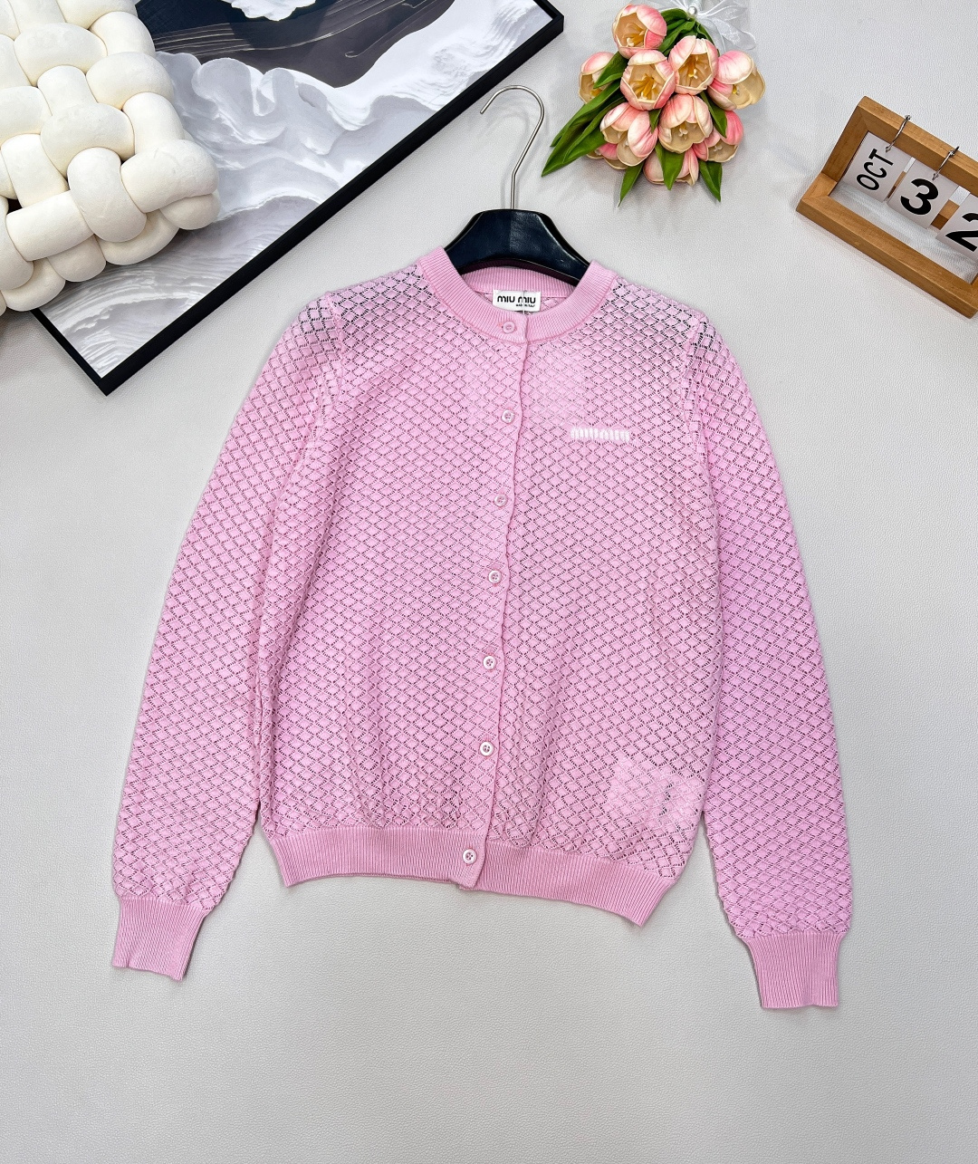 NO:750839,MIUMIU letter logo hollow knitted cardigan coexists laziness and sophistication, with hollow vertical stripe jacquard design and high-end details. It is comfortable and breathable. The round neck is neat and elegant, and the letter logo is embellished. It shows the brand style in a low-key manner, whether it is worn alone or layered, it can be easily controlled. Intellectual commuting or romantic date style. Simple and clean without losing style. The upper body is full of vitality. Pure desire and noble sense.  Stylish and innocent college atmosphere~ Tenderness and sophistication intertwined, laziness and elegance coexist. Three standards are complete, large quantities are shipped. Size sml code M,, miumiu,19860909MIUMIU 字母徽标镂空针织开衫, 慵懒与精致并存,镂空竖条纹提花设计,细节处尽显高级感 舒适又透气 圆领剪裁利落优雅,字母徽标点缀 低调彰显品牌格调,无论是单穿还是叠搭,都能轻松驾驭 知性通勤或浪漫约会风格.  简约干净利落又不失格调 上身元气感满满 纯欲又显贵千金感满满 时髦又天真学院气息～ 温柔与精致交织,慵懒与优雅并存.三标齐全,大货出 尺码sml 编码M,,miumiu,,Women's clothing