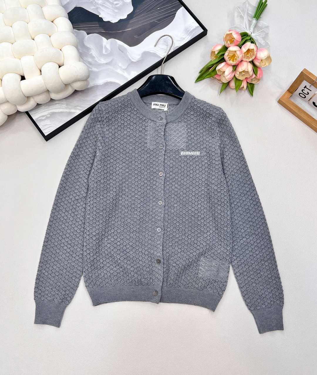 NO:750831,MIUMIU letter logo hollow knitted cardigan coexists laziness and sophistication, with hollow vertical stripe jacquard design and high-end details. It is comfortable and breathable. The round neck is neat and elegant, and the letter logo is embellished. It shows the brand style in a low-key manner, whether it is worn alone or layered, it can be easily controlled. Intellectual commuting or romantic date style. Simple and clean without losing style. The upper body is full of vitality. Pure desire and noble sense.  Stylish and innocent college atmosphere~ Tenderness and sophistication intertwined, laziness and elegance coexist. Three standards are complete, large quantities are shipped. Size sml code M,, miumiu,19860909MIUMIU 字母徽标镂空针织开衫, 慵懒与精致并存,镂空竖条纹提花设计,细节处尽显高级感 舒适又透气 圆领剪裁利落优雅,字母徽标点缀 低调彰显品牌格调,无论是单穿还是叠搭,都能轻松驾驭 知性通勤或浪漫约会风格.  简约干净利落又不失格调 上身元气感满满 纯欲又显贵千金感满满 时髦又天真学院气息～ 温柔与精致交织,慵懒与优雅并存.三标齐全,大货出 尺码sml 编码M,,miumiu,,Women's clothing