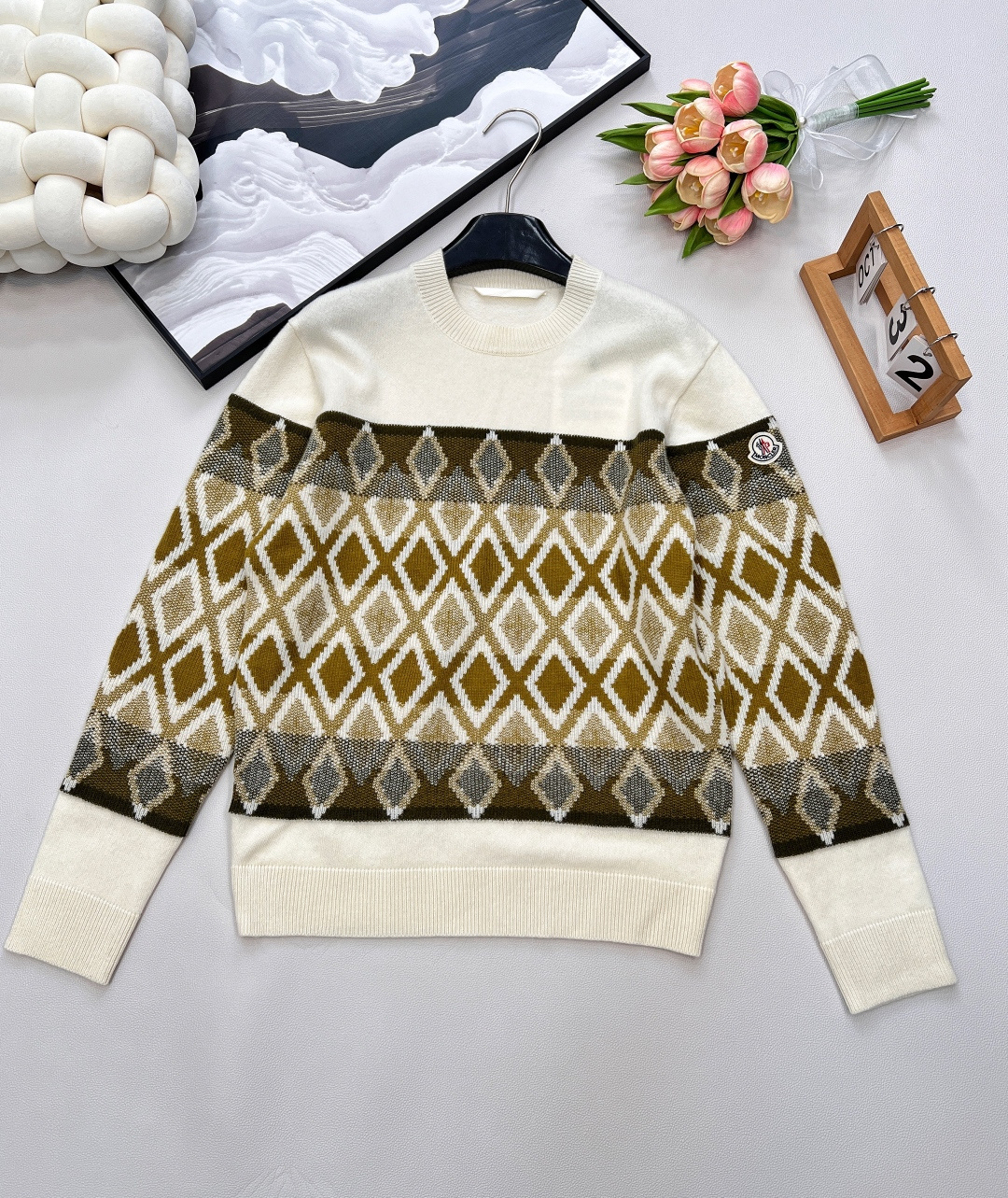 🆕MONCLER新款提花菱格徽标羊毛套衫，这款提花菱格徽标羊毛套衫，绝对是今冬必入的时尚单品✨它由超细美