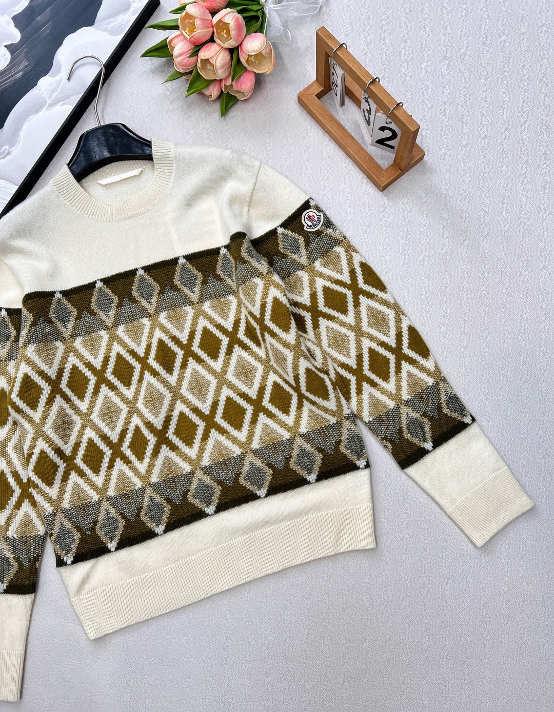 🆕MONCLER新款提花菱格徽标羊毛套衫，这款提花菱格徽标羊毛套衫，绝对是今冬必入的时尚单品✨它由超细美