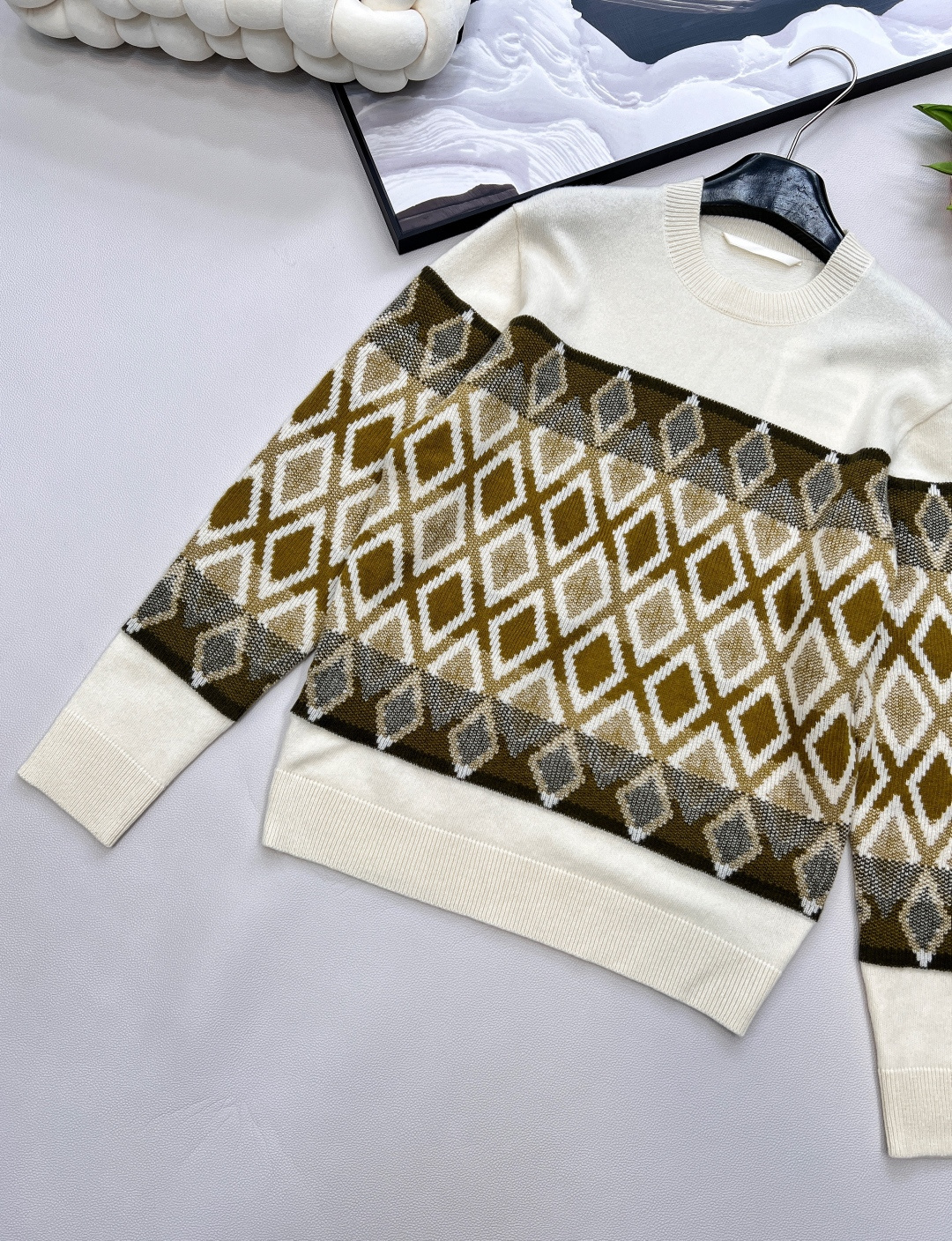 🆕MONCLER新款提花菱格徽标羊毛套衫，这款提花菱格徽标羊毛套衫，绝对是今冬必入的时尚单品✨它由超细美