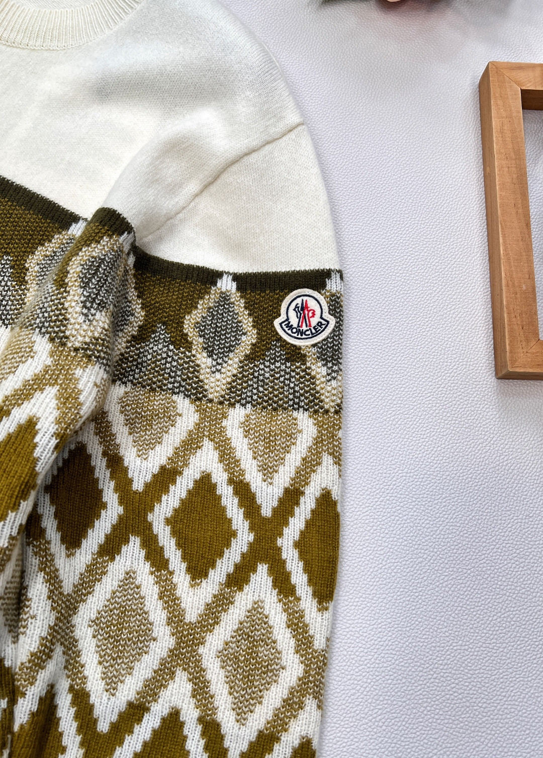 🆕MONCLER新款提花菱格徽标羊毛套衫，这款提花菱格徽标羊毛套衫，绝对是今冬必入的时尚单品✨它由超细美