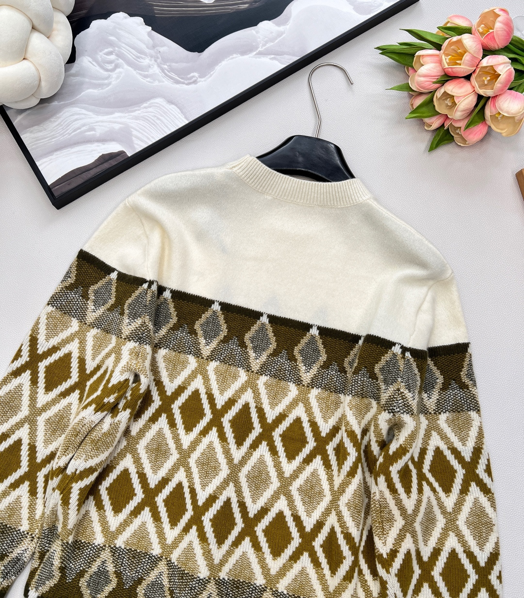 🆕MONCLER新款提花菱格徽标羊毛套衫，这款提花菱格徽标羊毛套衫，绝对是今冬必入的时尚单品✨它由超细美