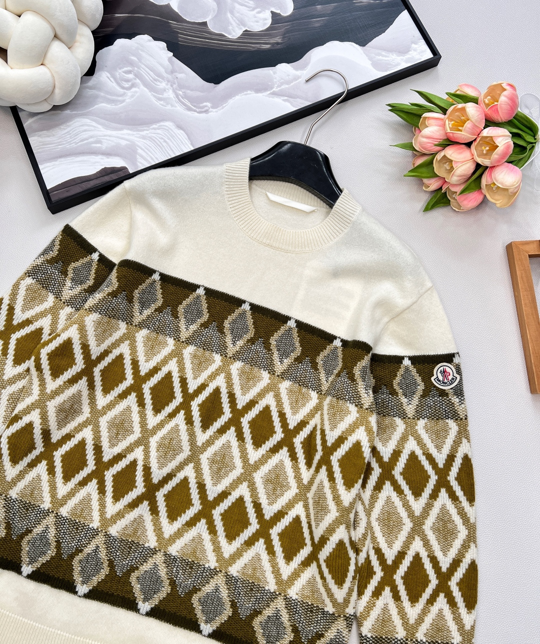 🆕MONCLER新款提花菱格徽标羊毛套衫，这款提花菱格徽标羊毛套衫，绝对是今冬必入的时尚单品✨它由超细美