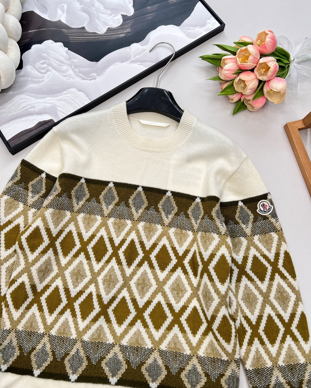 🆕MONCLER新款提花菱格徽标羊毛套衫，这款提花菱格徽标羊毛套衫，绝对是今冬必入的时尚单品✨它由超细美