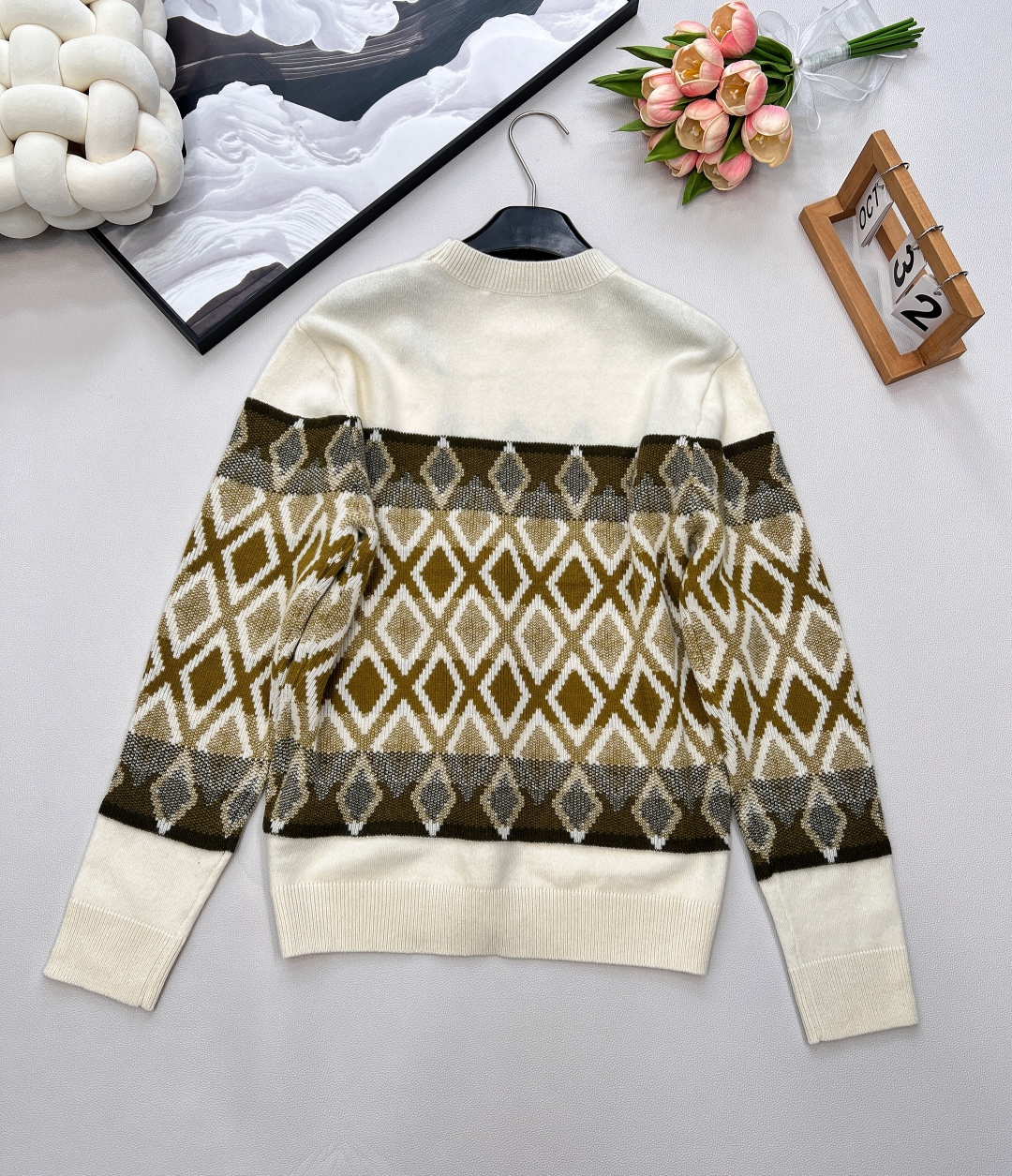 🆕MONCLER新款提花菱格徽标羊毛套衫，这款提花菱格徽标羊毛套衫，绝对是今冬必入的时尚单品✨它由超细美