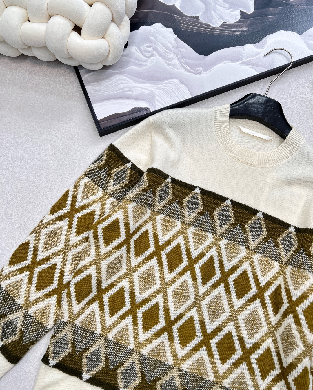 🆕MONCLER新款提花菱格徽标羊毛套衫，这款提花菱格徽标羊毛套衫，绝对是今冬必入的时尚单品✨它由超细美