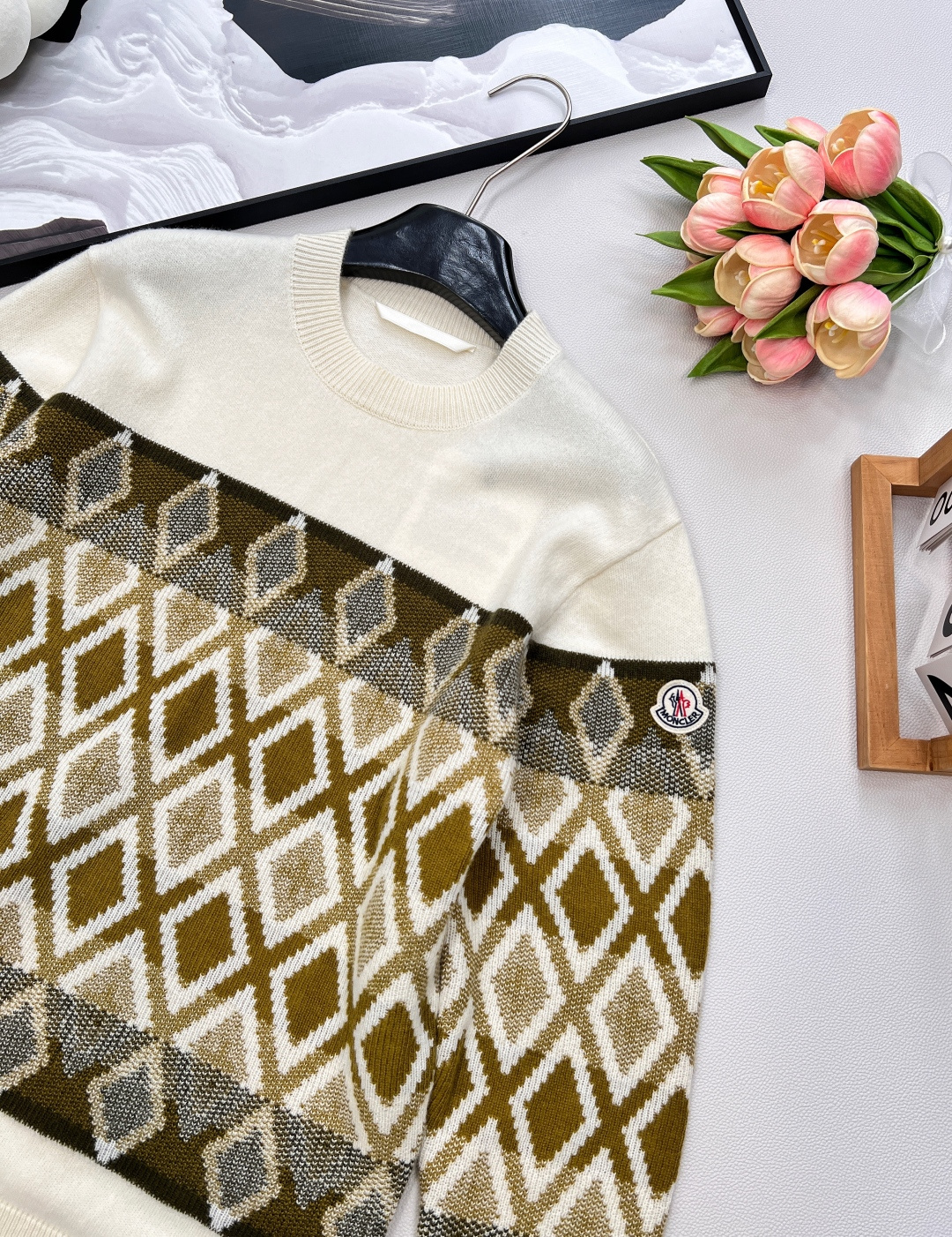 🆕MONCLER新款提花菱格徽标羊毛套衫，这款提花菱格徽标羊毛套衫，绝对是今冬必入的时尚单品✨它由超细美