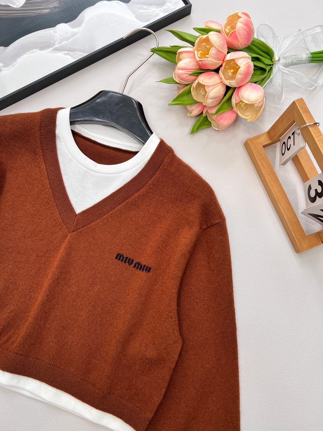 🆕MIU MIU25Fw早秋新款假两件徽标字母短款毛衣丨⚠独家yb开发！高版出品！假两件v领小心机 修饰