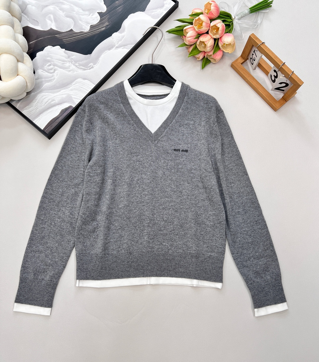 NO:750823,MIU MIU25Fw new early autumn gray fake two-piece spliced ​​V-neck long-sleeved sweater丨Exclusively developed by yb!  High quality production!  Cashmere and wool blend yarn, decorated with embroidered brand logo, white ribbed round neck collar, contrasting hem design, slightly loose fit, lazy and slimming, super versatile for age-reducing fashion!  Three standards are complete, large quantities are shipped, size sml code M, miumiu,19860909MIU MIU25Fw早秋新款灰色假两件拼接V领长袖针织衫丨独家yb开发！高版出品！羊绒羊毛混纺纱线 饰有品牌标识刺绣徽标 白色罗纹圆领袖口拼接下摆撞色设计,微宽松版型,懒惰又显瘦,减龄时尚超级百搭！三标齐全,大货出 尺码sml 编码M,,miumiu,,Women's clothing