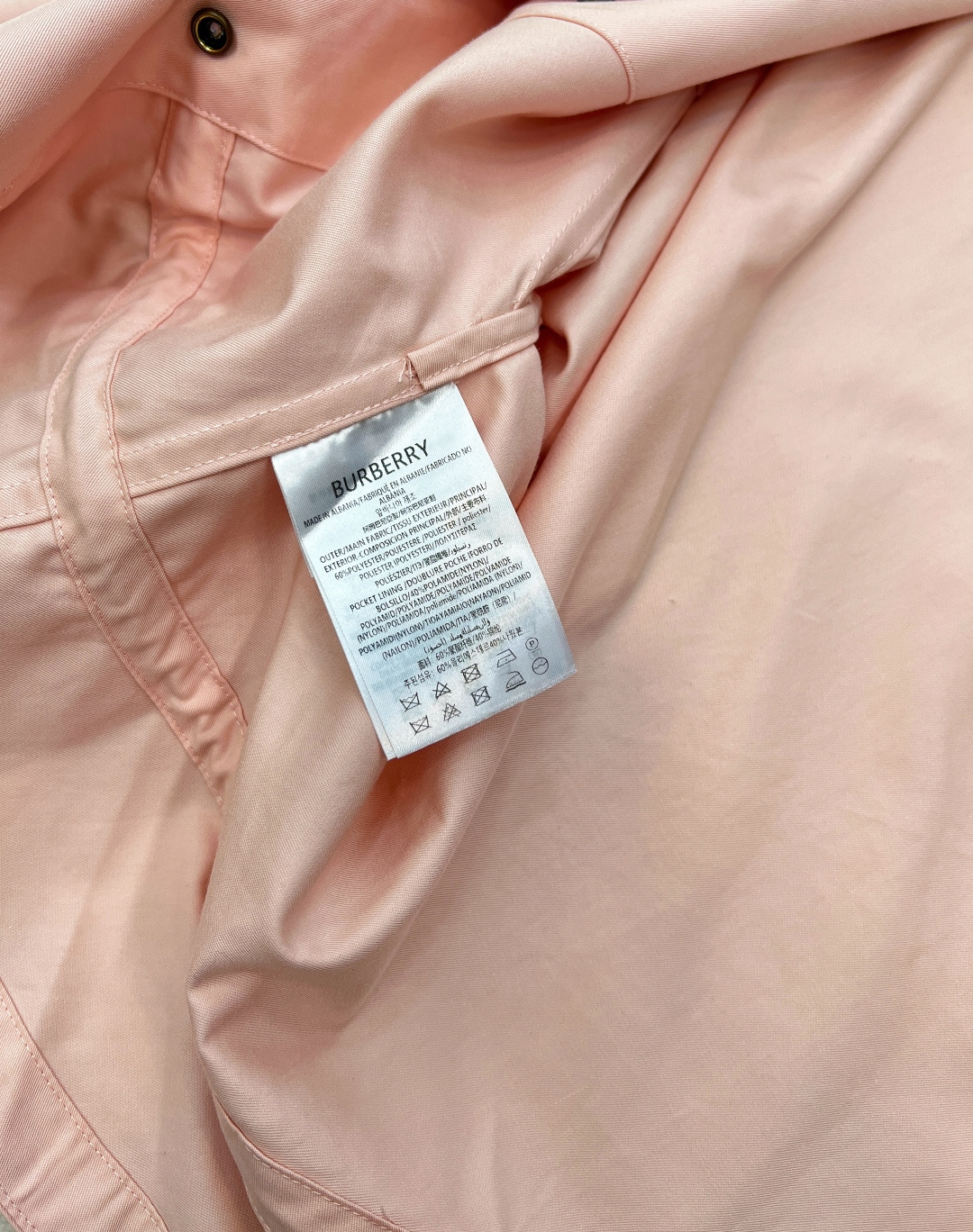 🆕𝐁𝐔𝐑𝐁𝐄𝐑𝐑𝐘早秋新款巴宝莉典藏级抽绳连帽风衣，典藏级抽绳连帽风衣，更是不容错过的时尚单品。这款风衣