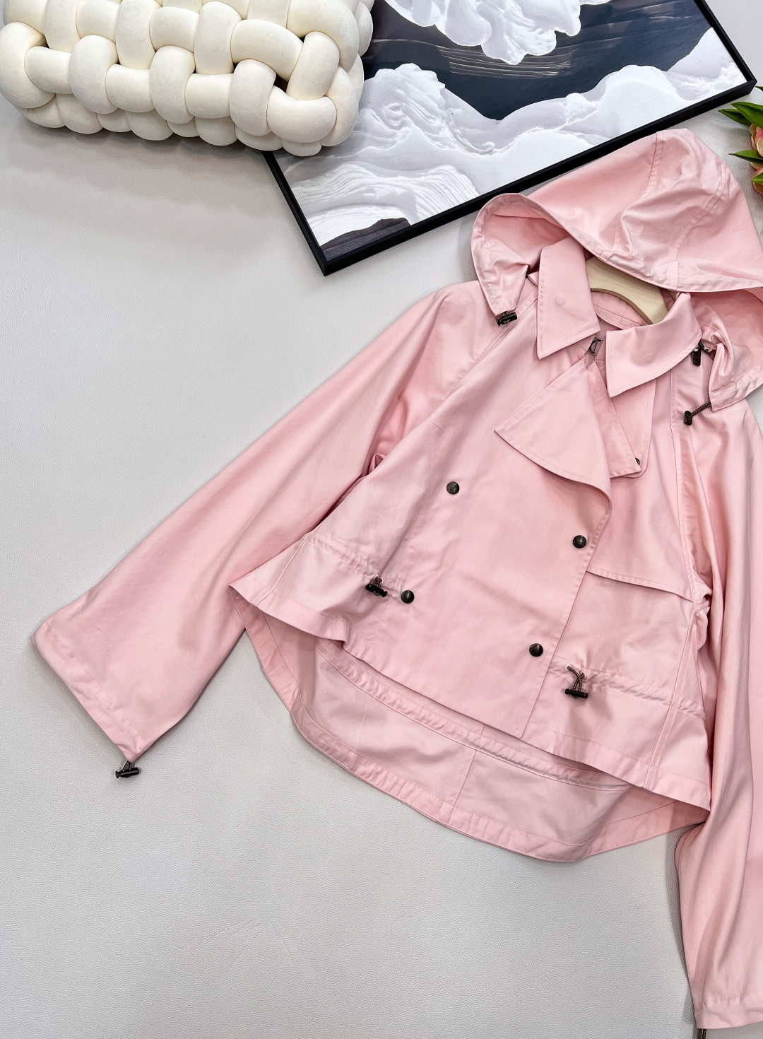 🆕𝐁𝐔𝐑𝐁𝐄𝐑𝐑𝐘早秋新款巴宝莉典藏级抽绳连帽风衣，典藏级抽绳连帽风衣，更是不容错过的时尚单品。这款风衣