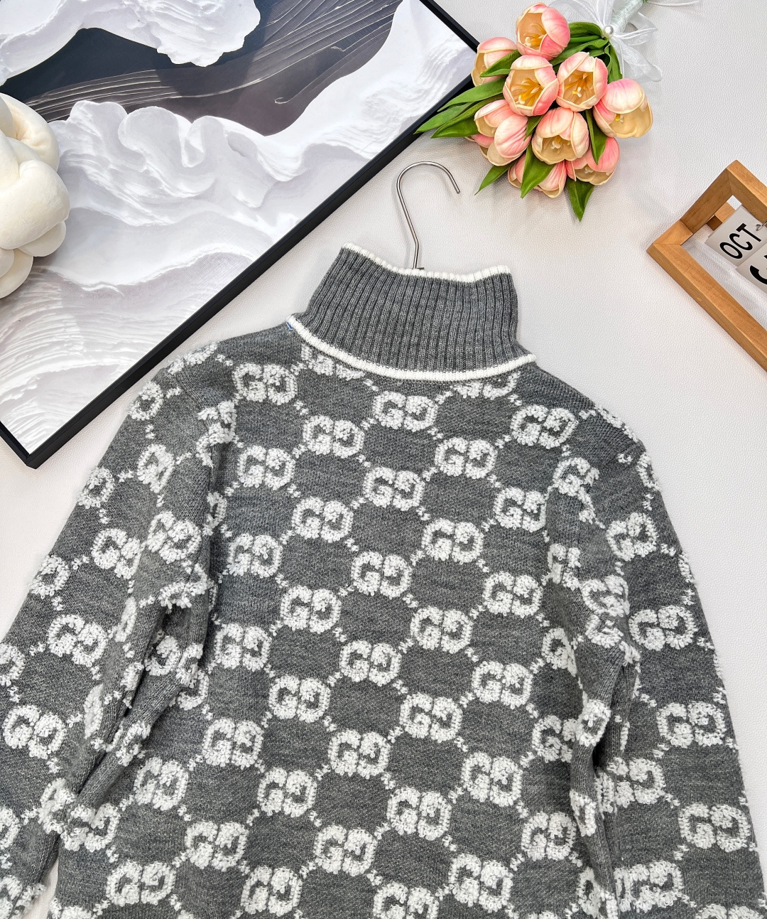 🆕 GUCCI 限定系列经典双G立领提花针织拉链开衫经典的款式设计，上身舒适又百搭，撞色的图案简约又大气
