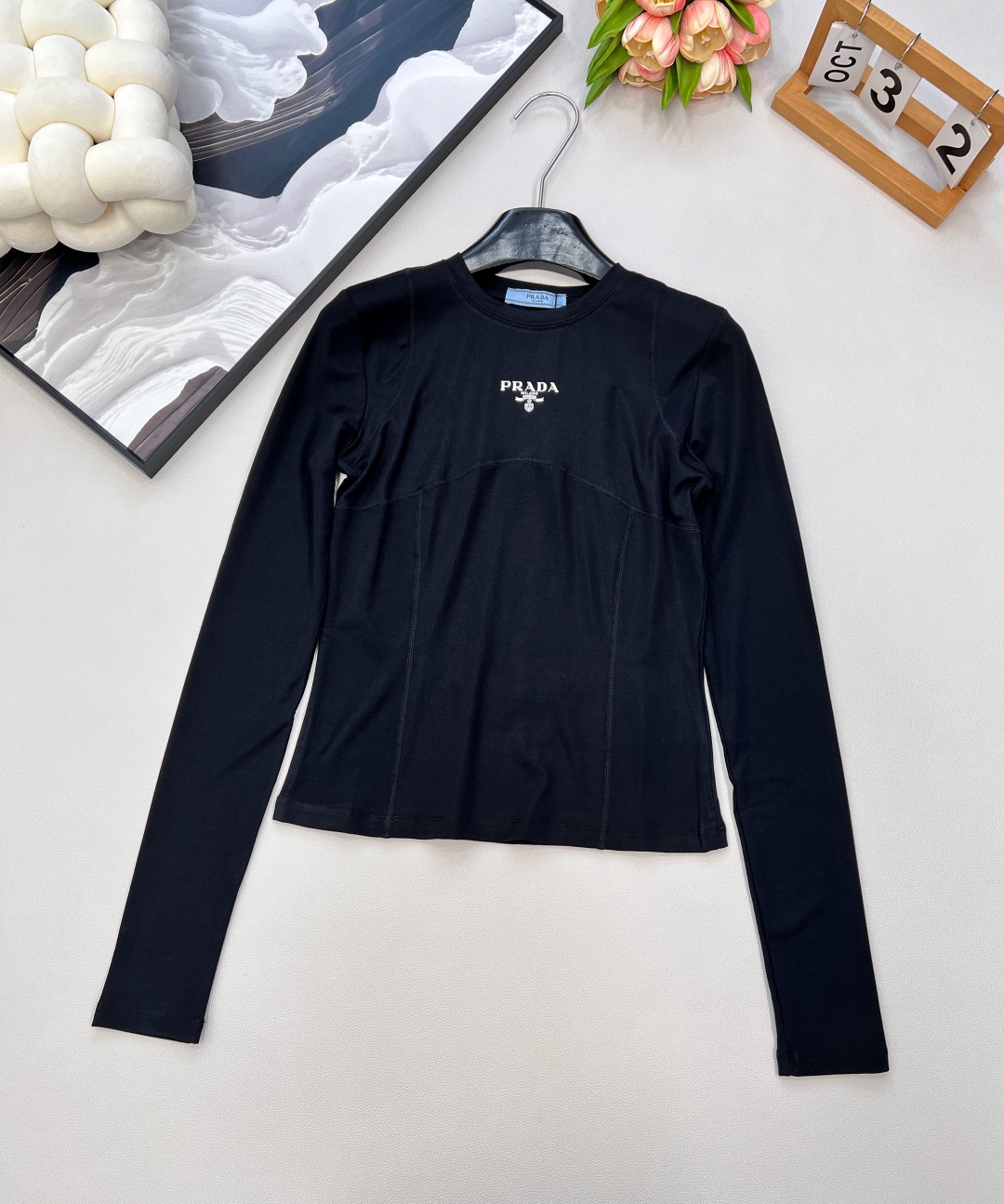 🆕prada25Fw早秋新款字母徽标修身款长袖T恤丨⚠独家高版出品！100%全棉面料，舒适亲肤胸前鲜明的