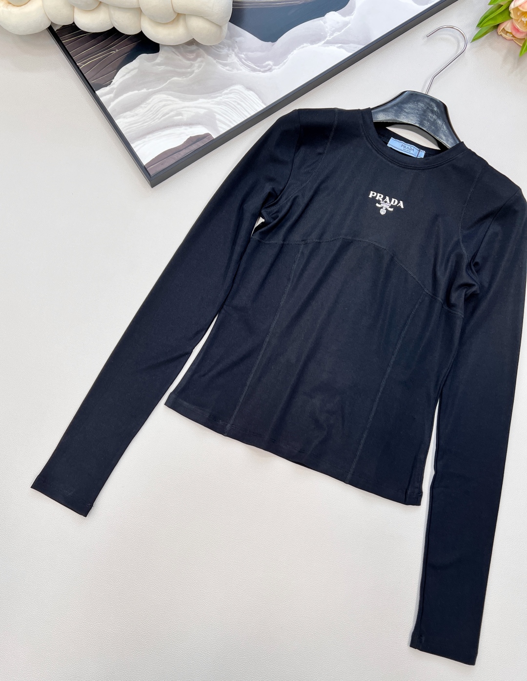 🆕prada25Fw早秋新款字母徽标修身款长袖T恤丨⚠独家高版出品！100%全棉面料，舒适亲肤胸前鲜明的