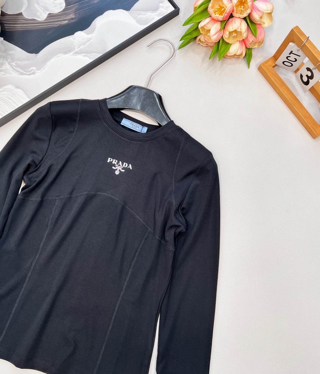 🆕prada25Fw早秋新款字母徽标修身款长袖T恤丨⚠独家高版出品！100%全棉面料，舒适亲肤胸前鲜明的
