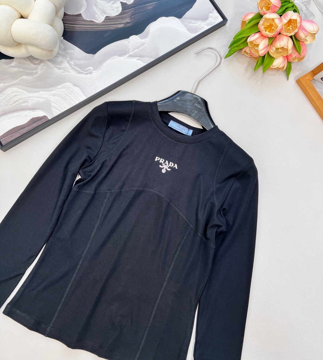 🆕prada25Fw早秋新款字母徽标修身款长袖T恤丨⚠独家高版出品！100%全棉面料，舒适亲肤胸前鲜明的