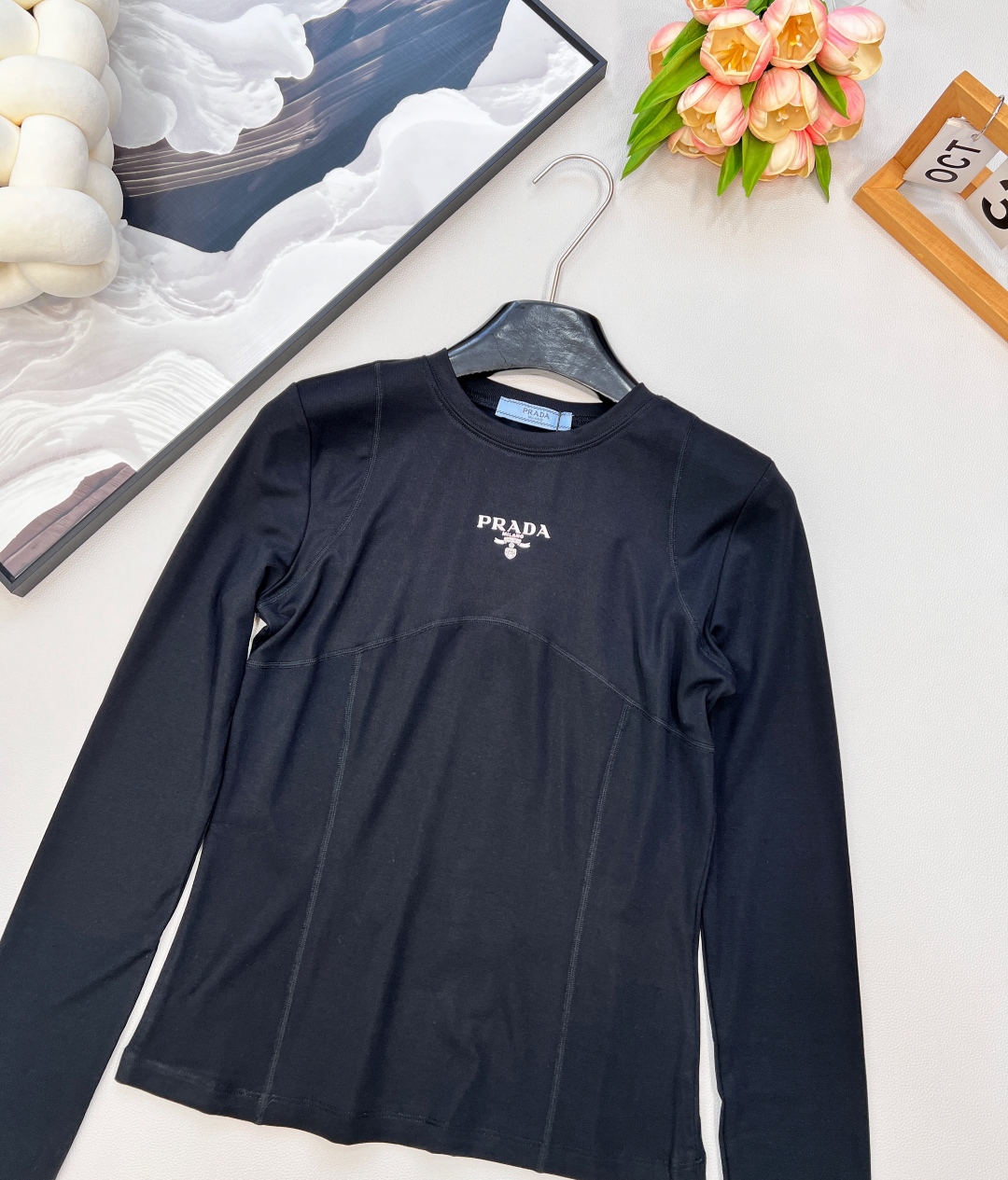 🆕prada25Fw早秋新款字母徽标修身款长袖T恤丨⚠独家高版出品！100%全棉面料，舒适亲肤胸前鲜明的