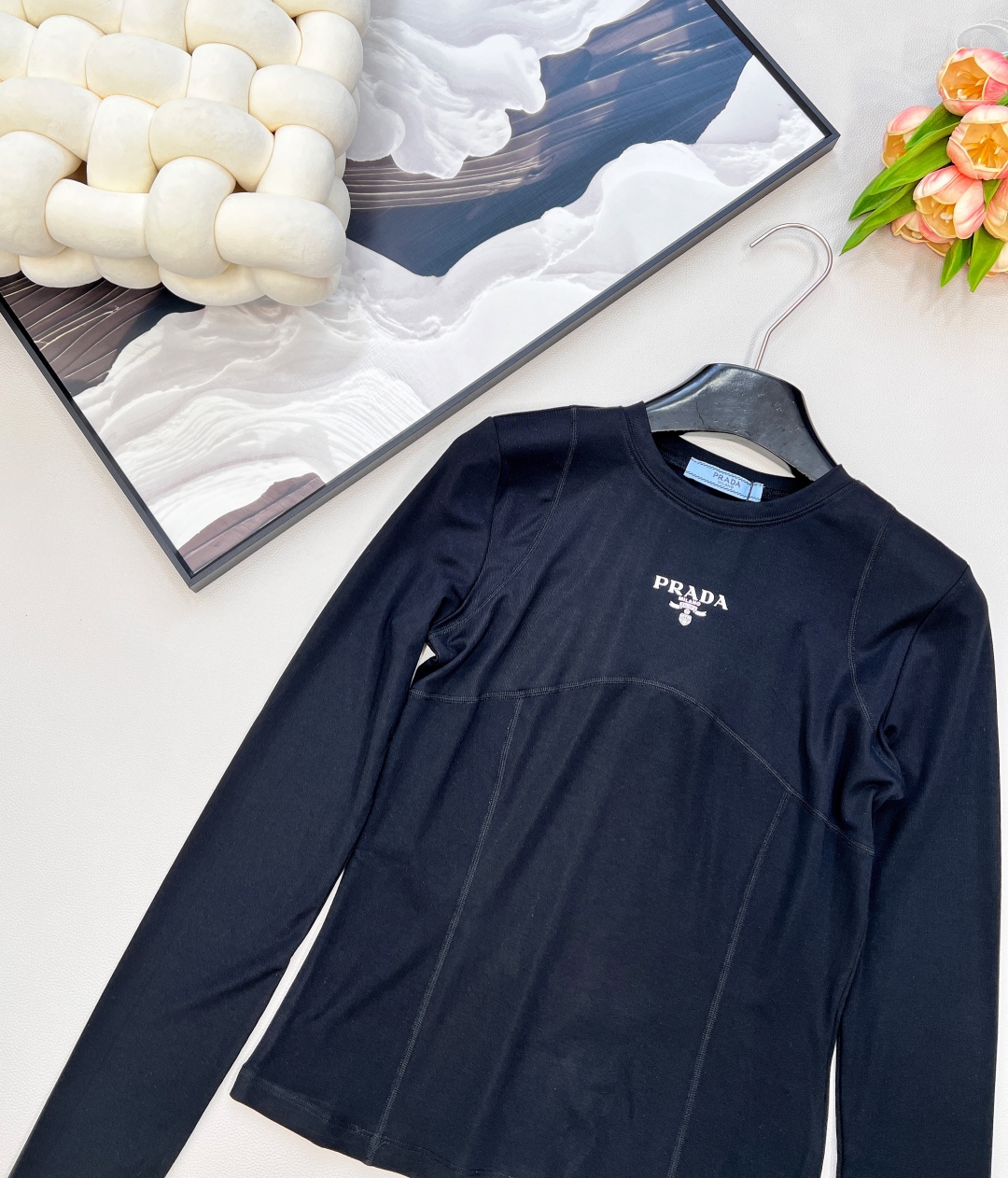 🆕prada25Fw早秋新款字母徽标修身款长袖T恤丨⚠独家高版出品！100%全棉面料，舒适亲肤胸前鲜明的