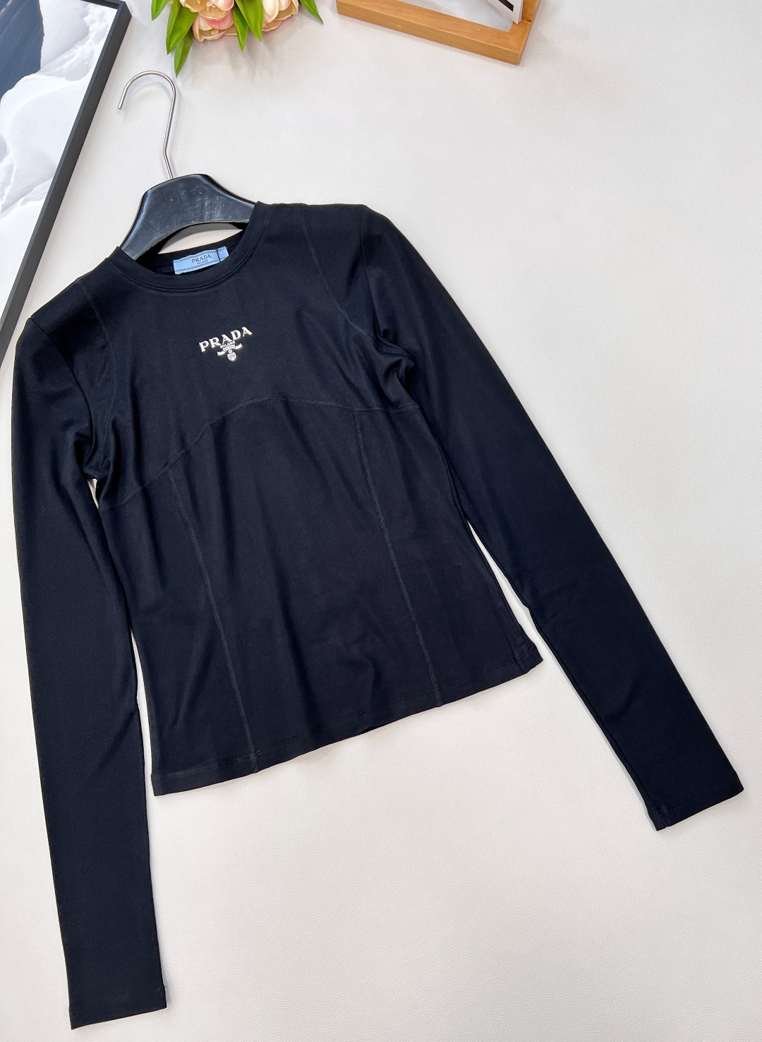 🆕prada25Fw早秋新款字母徽标修身款长袖T恤丨⚠独家高版出品！100%全棉面料，舒适亲肤胸前鲜明的