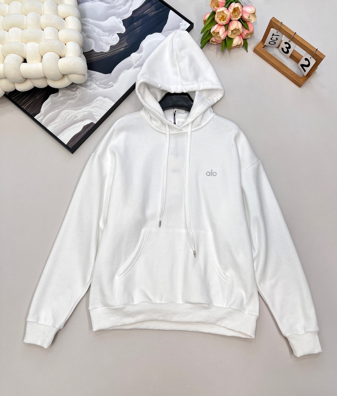🆕 alo新款小字母连帽卫衣，简约的小logo印花款式也很低调 将极简做到极致的小logo款 质感直接升