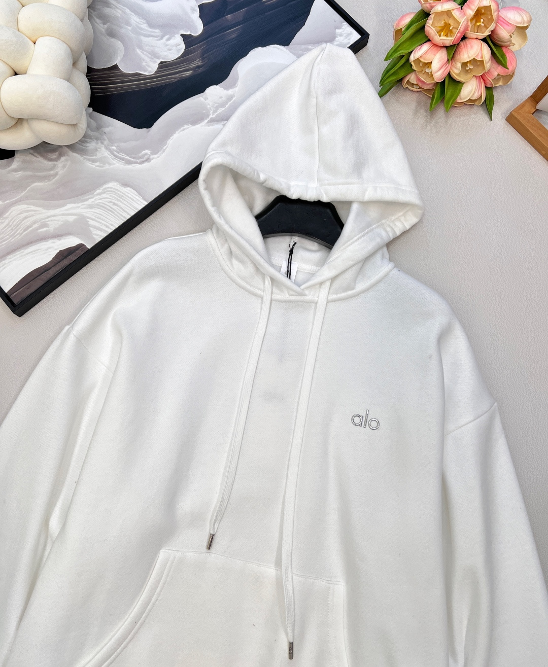 🆕 alo新款小字母连帽卫衣，简约的小logo印花款式也很低调 将极简做到极致的小logo款 质感直接升