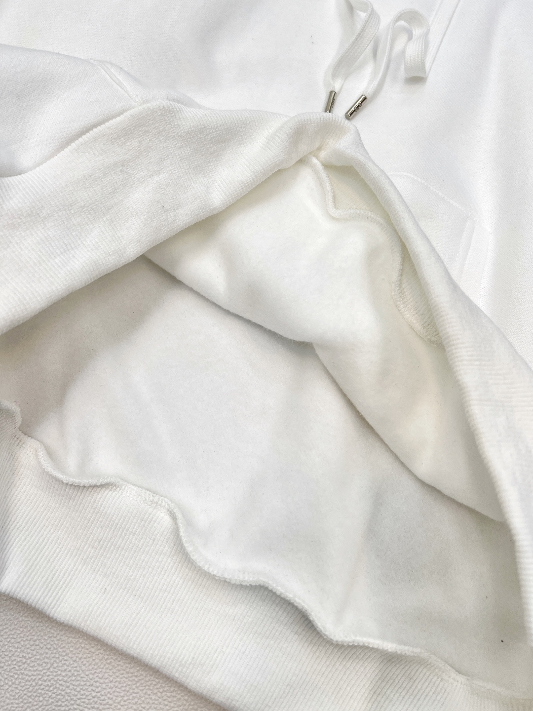 🆕 alo新款小字母连帽卫衣，简约的小logo印花款式也很低调 将极简做到极致的小logo款 质感直接升