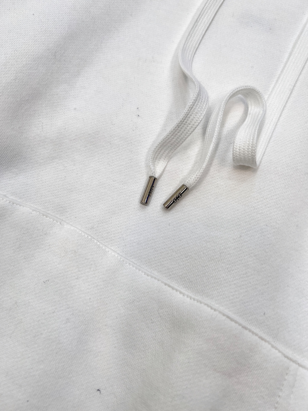 🆕 alo新款小字母连帽卫衣，简约的小logo印花款式也很低调 将极简做到极致的小logo款 质感直接升