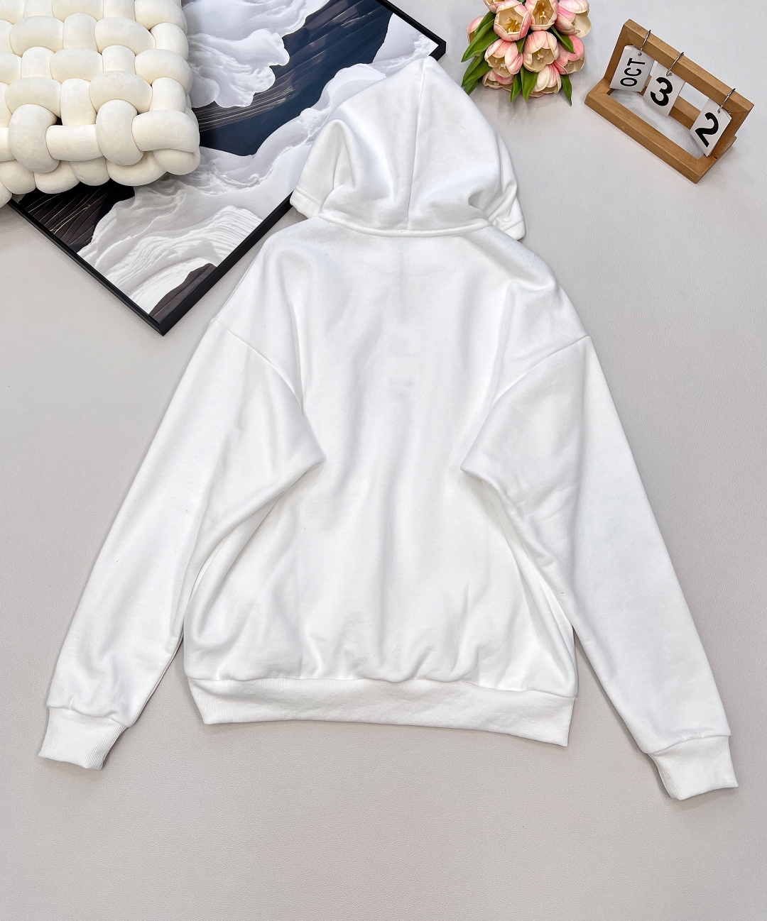 🆕 alo新款小字母连帽卫衣，简约的小logo印花款式也很低调 将极简做到极致的小logo款 质感直接升