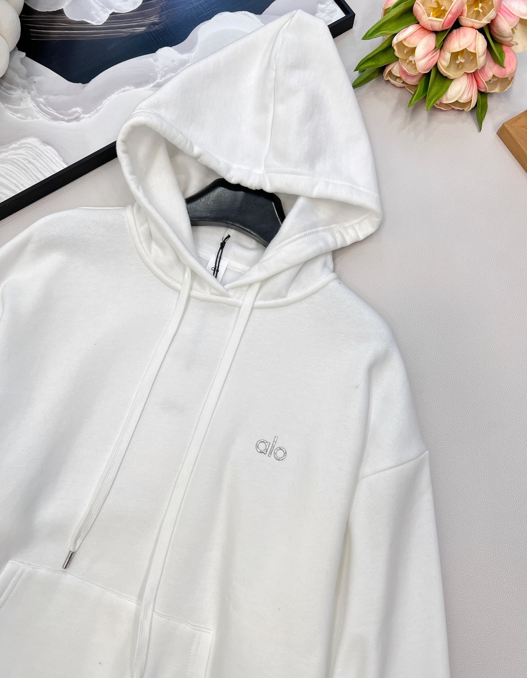 🆕 alo新款小字母连帽卫衣，简约的小logo印花款式也很低调 将极简做到极致的小logo款 质感直接升