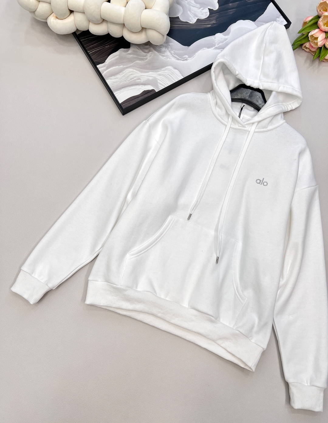 🆕 alo新款小字母连帽卫衣，简约的小logo印花款式也很低调 将极简做到极致的小logo款 质感直接升