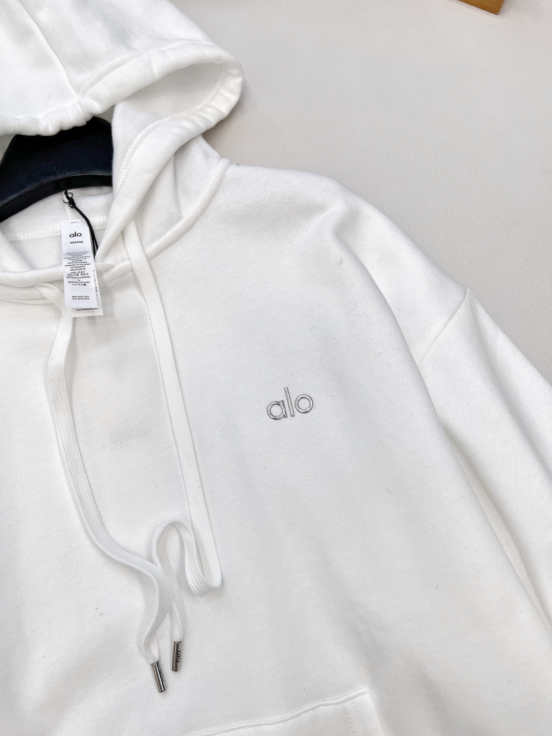 🆕 alo新款小字母连帽卫衣，简约的小logo印花款式也很低调 将极简做到极致的小logo款 质感直接升