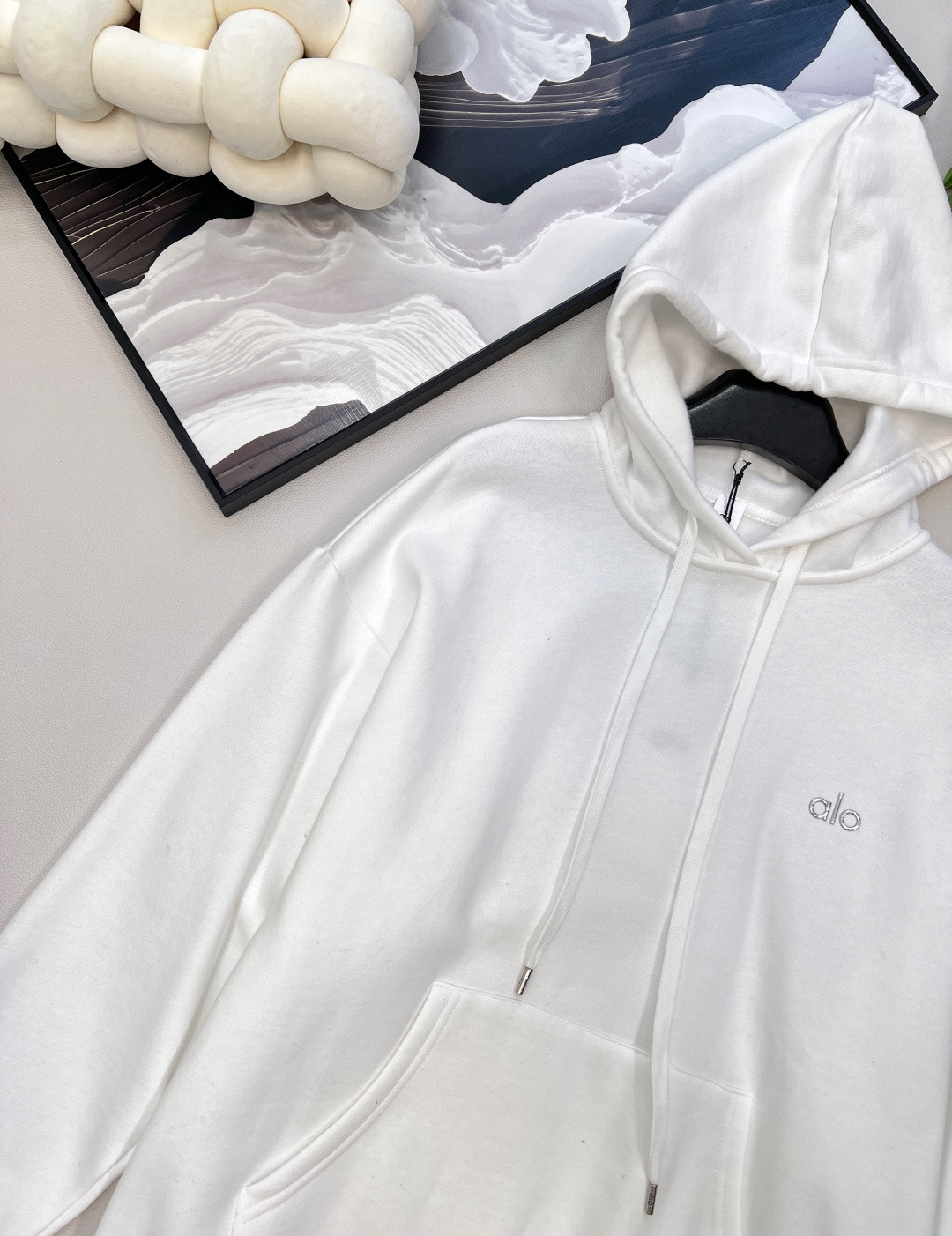🆕 alo新款小字母连帽卫衣，简约的小logo印花款式也很低调 将极简做到极致的小logo款 质感直接升
