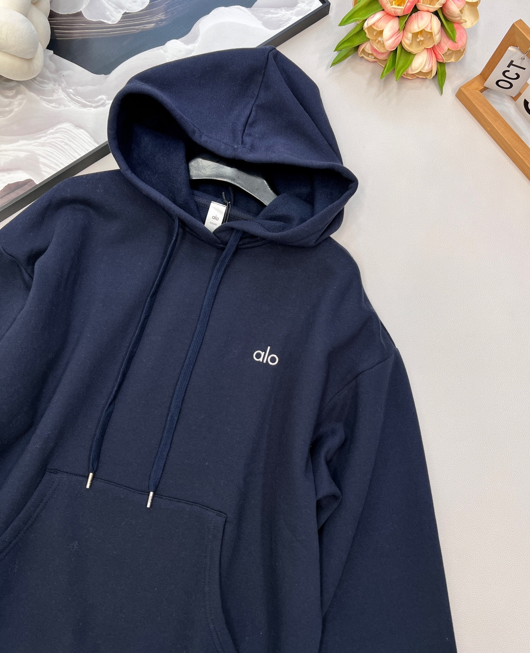🆕 alo新款小字母连帽卫衣，简约的小logo印花款式也很低调 将极简做到极致的小logo款 质感直接升