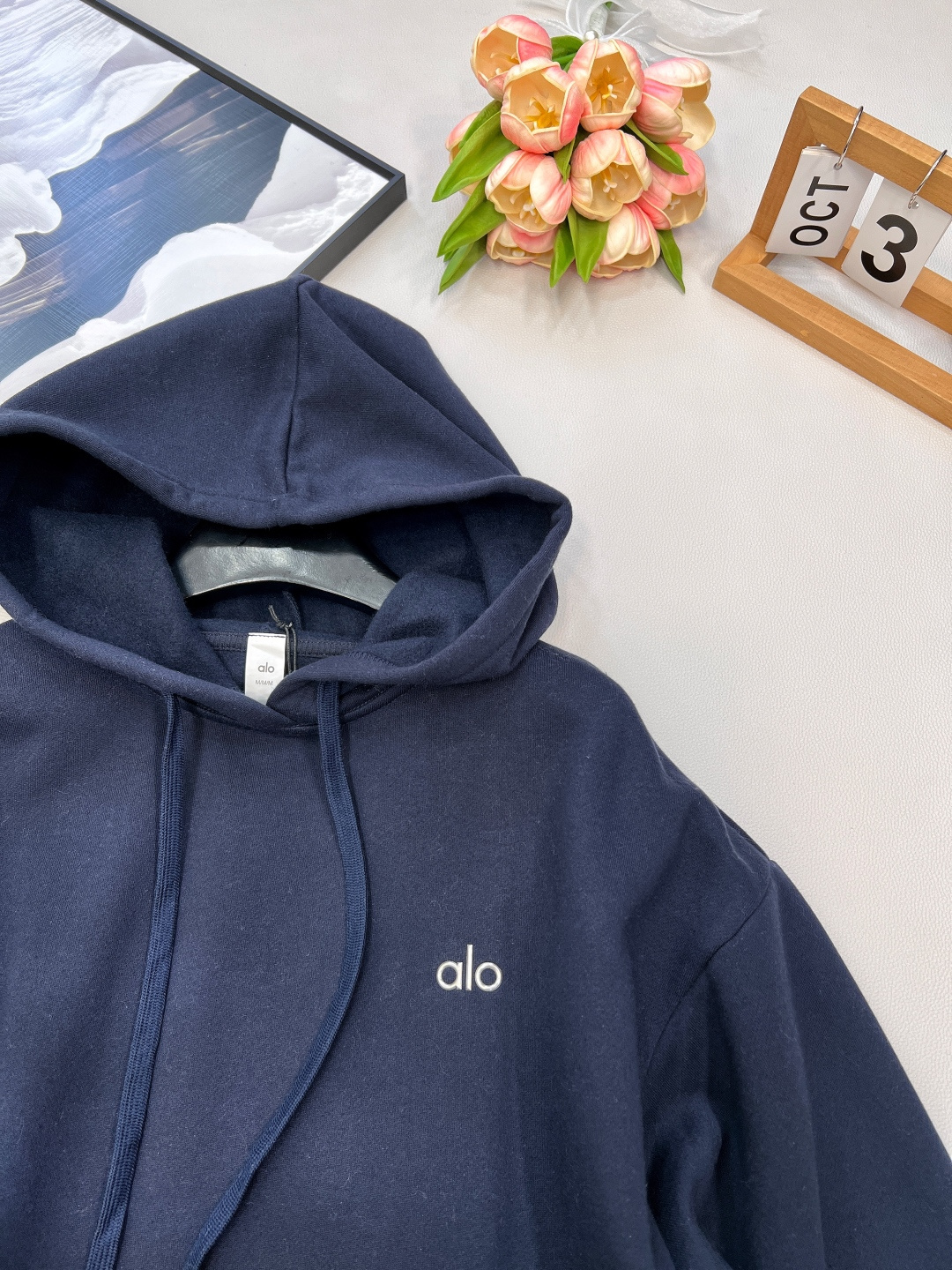 🆕 alo新款小字母连帽卫衣，简约的小logo印花款式也很低调 将极简做到极致的小logo款 质感直接升