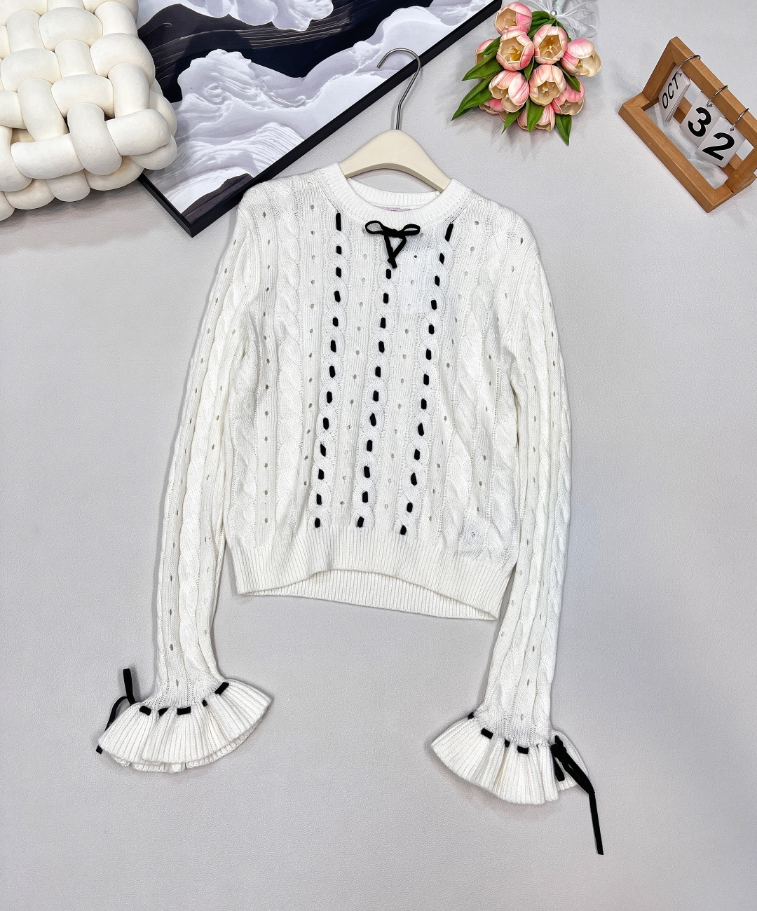 NO:459870,Valentino2025 new style, twisted ribbon woven pullover sweater, customized YB wool yarn woven, high-quality texture, comfortable and soft, obvious texture, round neck falling shoulder long-sleeved sweater, highlighting gentle temperament, neck cuff threaded edge, full body vertical twisted braided ribbon interspersed decoration, fungus lace shape echoes the ribbon cuff, highlighting the brand tone, regular loose style does not pick on body age, two colors are durable and elegant, making the outfit more gentle, autumn and winter daily styles, customized face accessories, accurate version, three standards, large-scale products, size sml code,,valentino, sweaters,alexander wang19860909Valentino2025新款 麻花丝带编织套头毛衣,定制YB羊毛纱线织造 质感高级 舒适柔软 肌理明显 圆领落肩长袖毛衣 突出温柔气质 领口袖口螺纹包边 通体竖状麻花编织丝带穿插装饰 木耳花边造型和丝带袖口呼应 彰显品牌调性 常规松身版型不挑身材年龄 两色耐看气质十足 显得穿搭愈发温柔 秋冬日常日常款 定制面辅料 认准版本 ,三标齐全,大货出 尺码sml 编码,,valentino,sweaters,alexander wang,Women's clothing