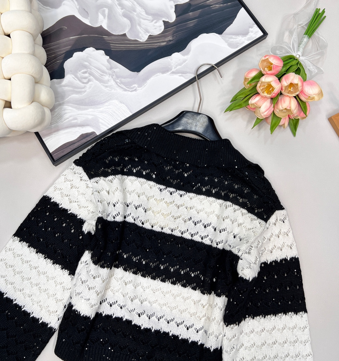 🆕 LOEWE 新款亮片镂空条纹针织衫毛衣慵懒的氛围感真是其他材质无法做到的，溢出屏幕的软糯感，复合日常