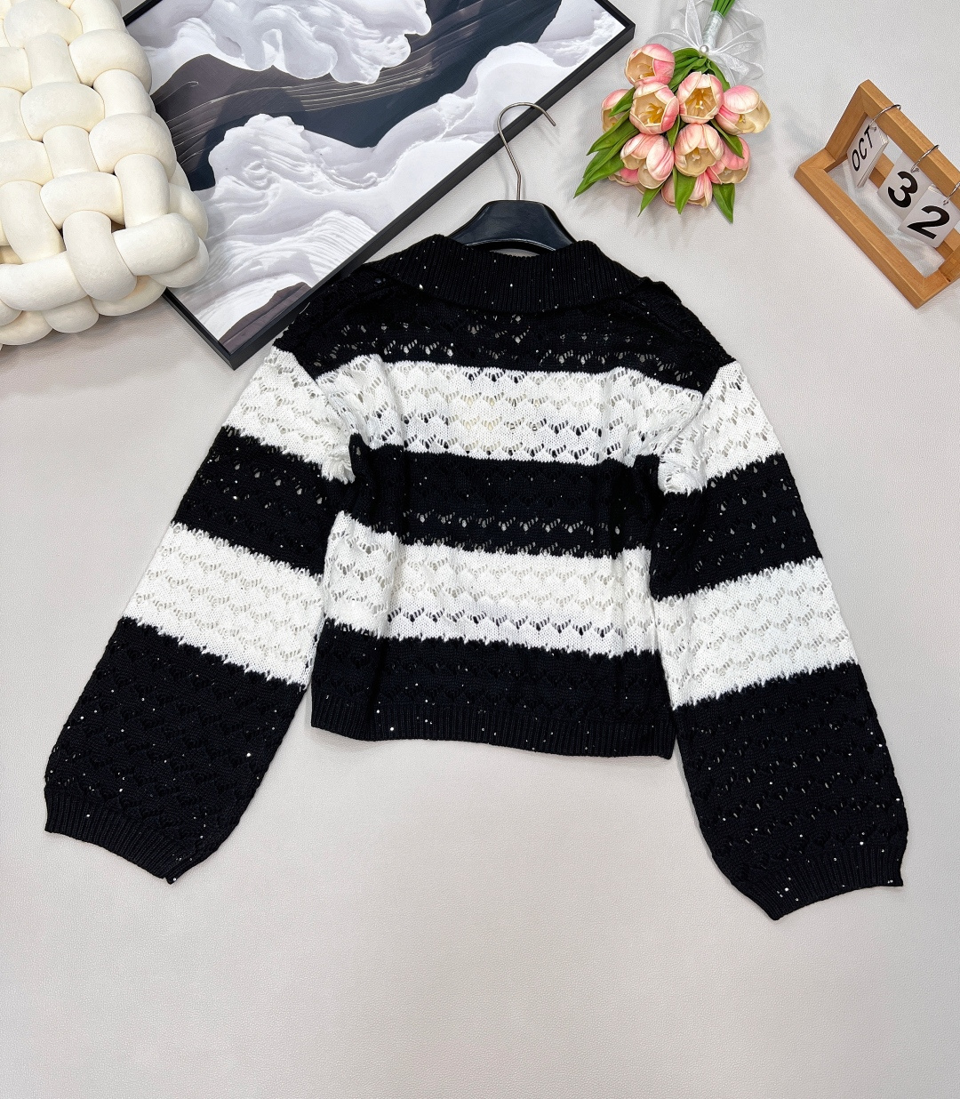 🆕 LOEWE 新款亮片镂空条纹针织衫毛衣慵懒的氛围感真是其他材质无法做到的，溢出屏幕的软糯感，复合日常