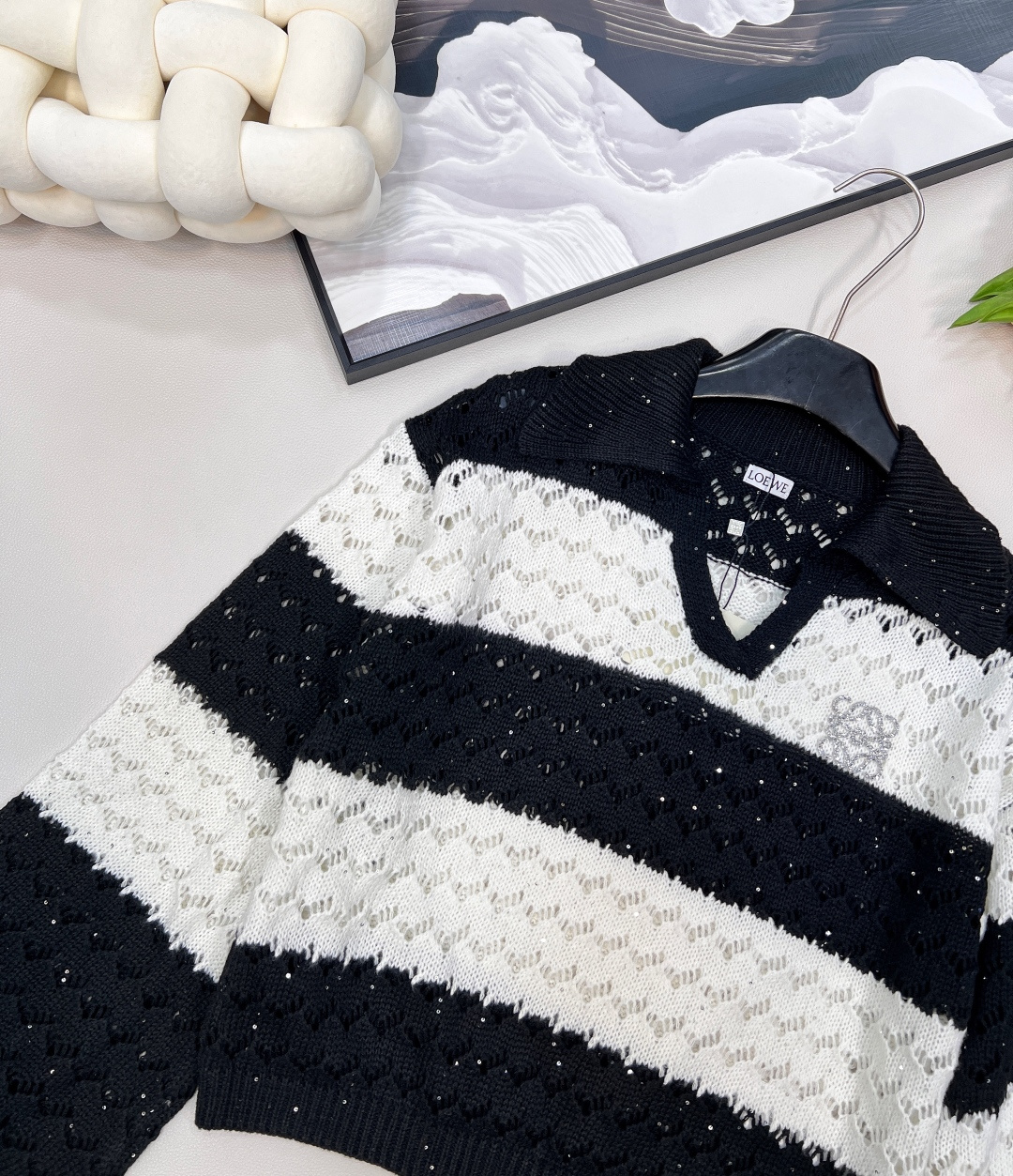 🆕 LOEWE 新款亮片镂空条纹针织衫毛衣慵懒的氛围感真是其他材质无法做到的，溢出屏幕的软糯感，复合日常