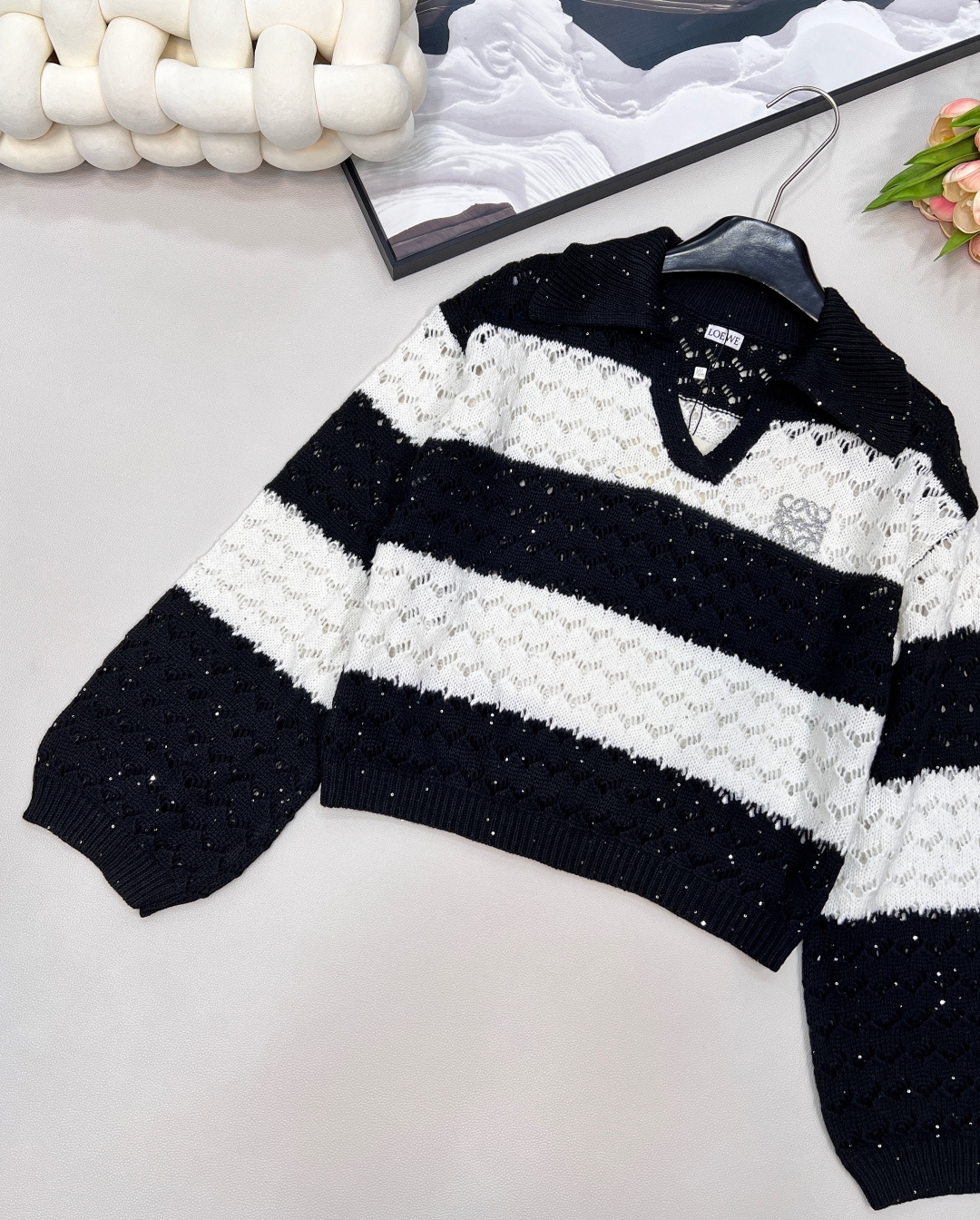 🆕 LOEWE 新款亮片镂空条纹针织衫毛衣慵懒的氛围感真是其他材质无法做到的，溢出屏幕的软糯感，复合日常