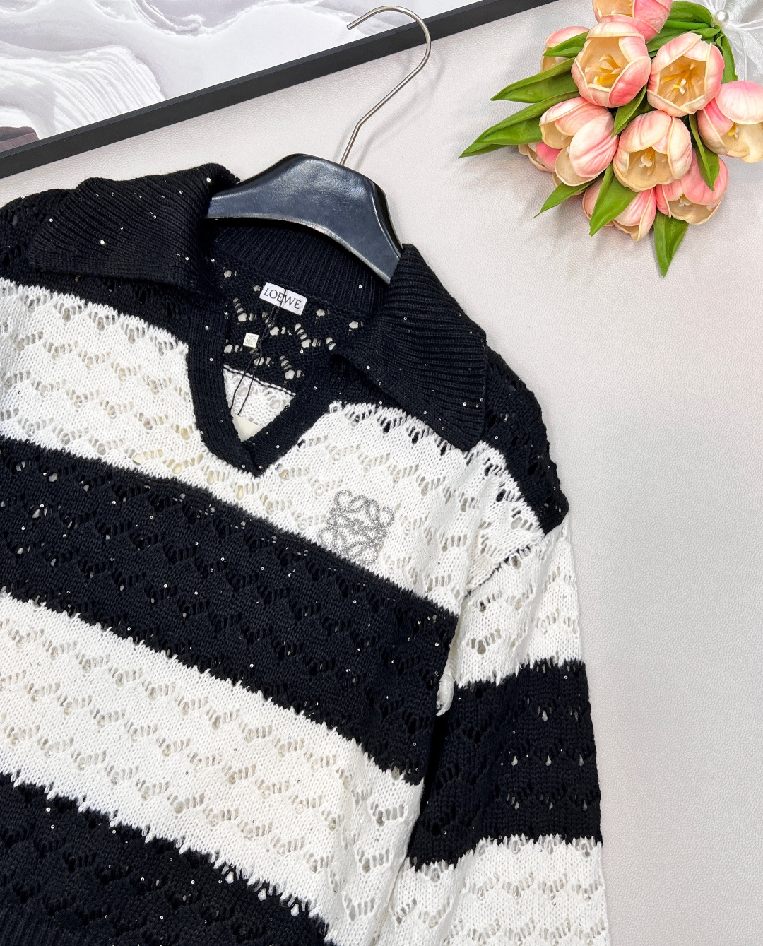 🆕 LOEWE 新款亮片镂空条纹针织衫毛衣慵懒的氛围感真是其他材质无法做到的，溢出屏幕的软糯感，复合日常