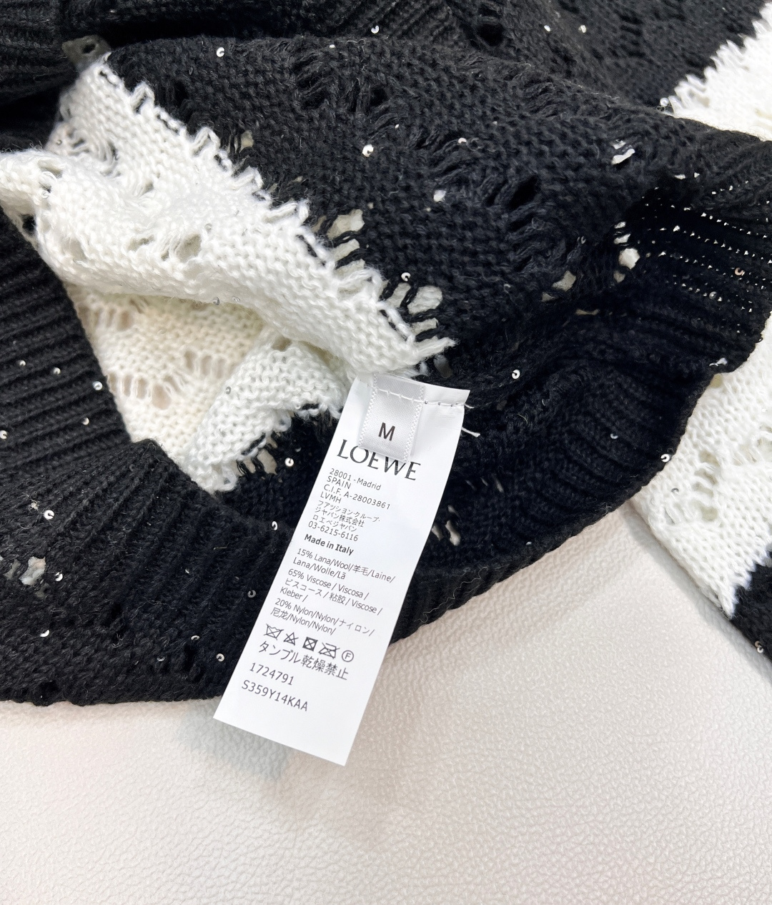 🆕 LOEWE 新款亮片镂空条纹针织衫毛衣慵懒的氛围感真是其他材质无法做到的，溢出屏幕的软糯感，复合日常