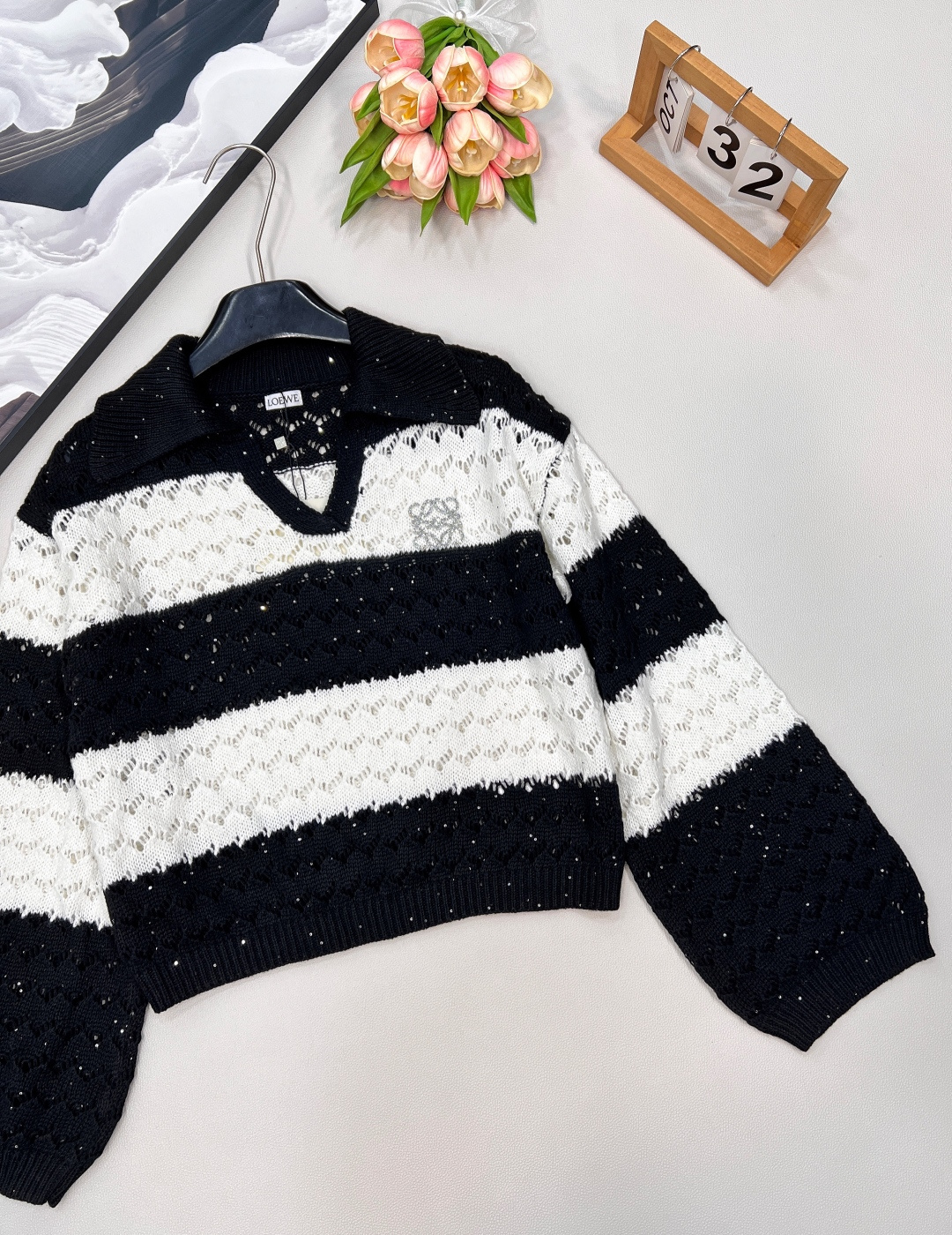 🆕 LOEWE 新款亮片镂空条纹针织衫毛衣慵懒的氛围感真是其他材质无法做到的，溢出屏幕的软糯感，复合日常