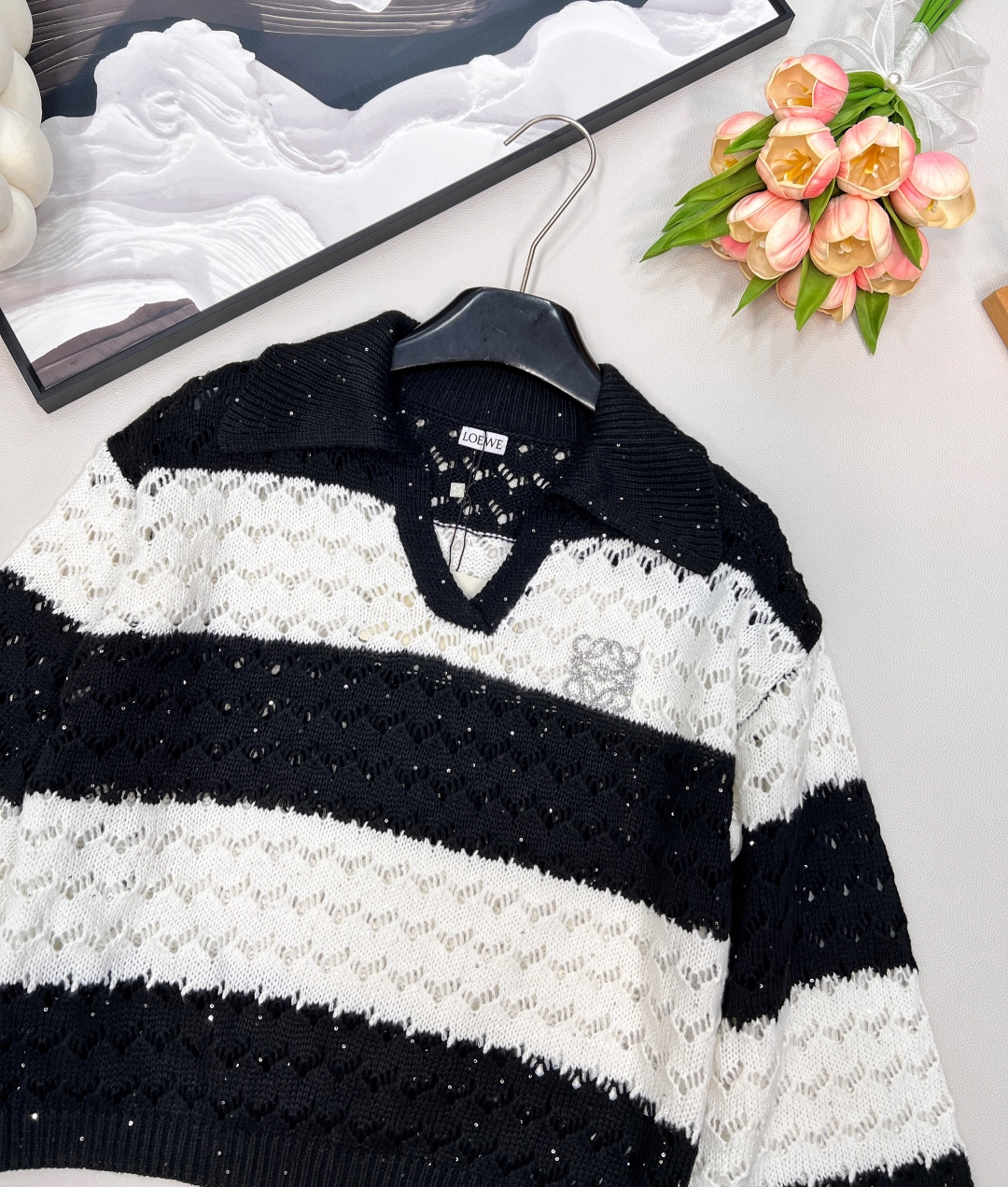 🆕 LOEWE 新款亮片镂空条纹针织衫毛衣慵懒的氛围感真是其他材质无法做到的，溢出屏幕的软糯感，复合日常